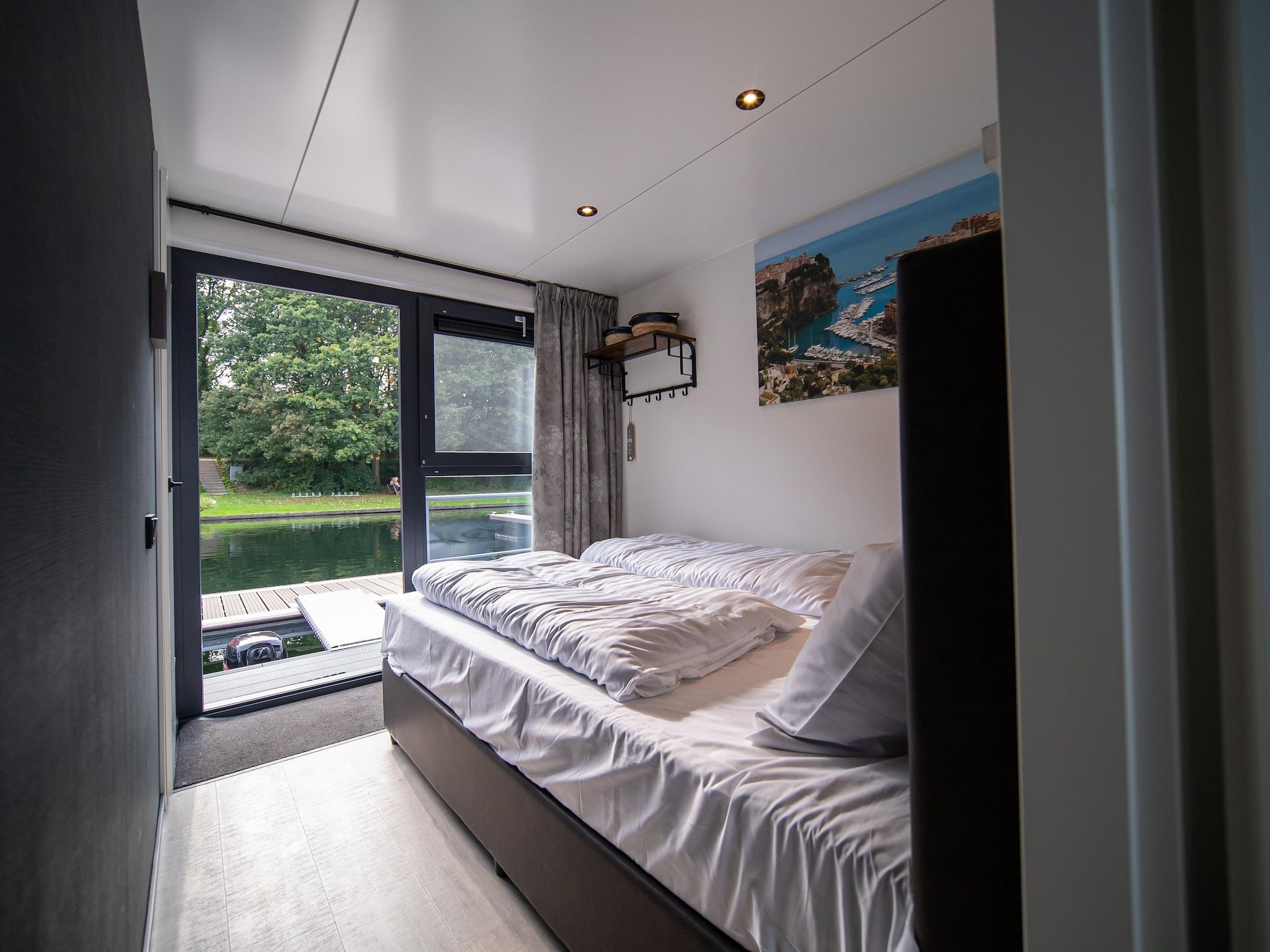 Een slaapkamer van Houseboat Marina Mookerplas 1 in Middelaar