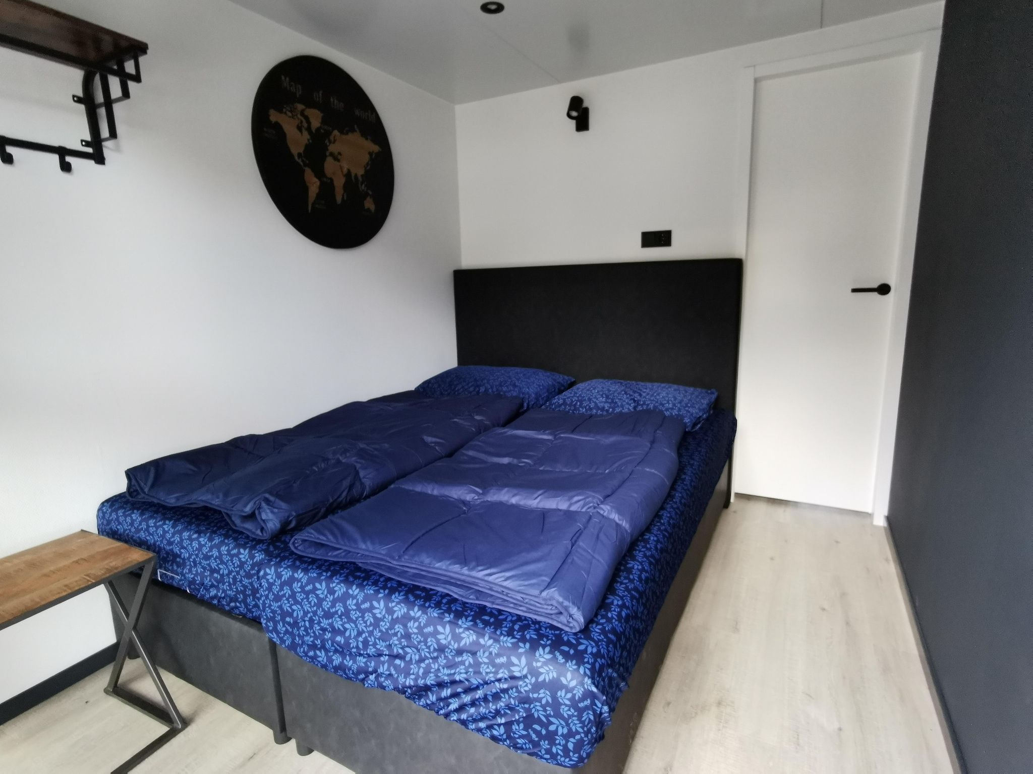 Een slaapkamer van Houseboat Marina Mookerplas 1 in Middelaar