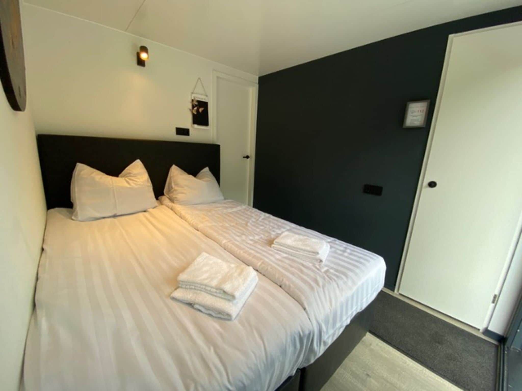 Een slaapkamer van Houseboat Marina Mookerplas 1 in Middelaar