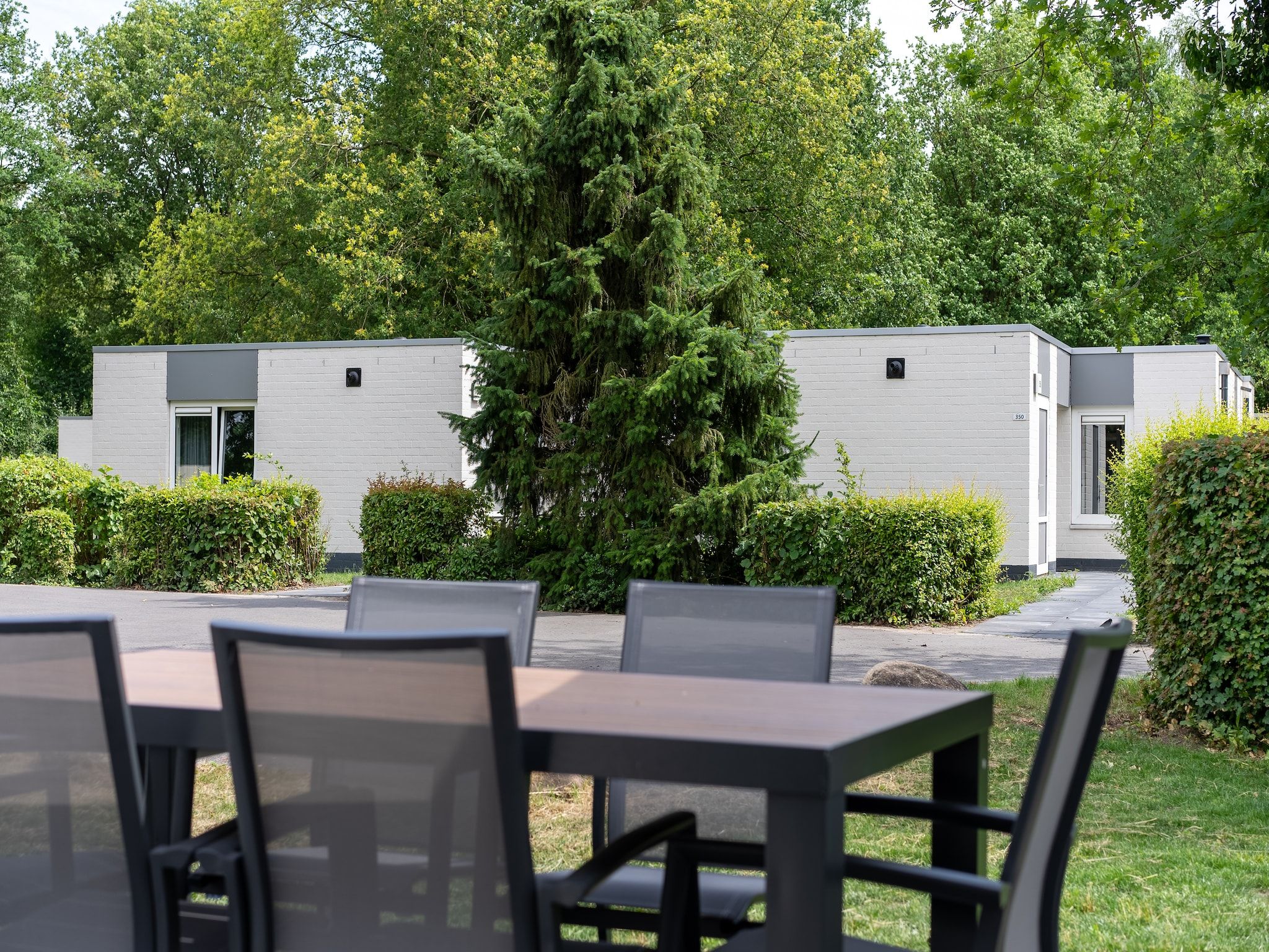 Het terras van Vakantiepark Hunzedal 19 in Borger