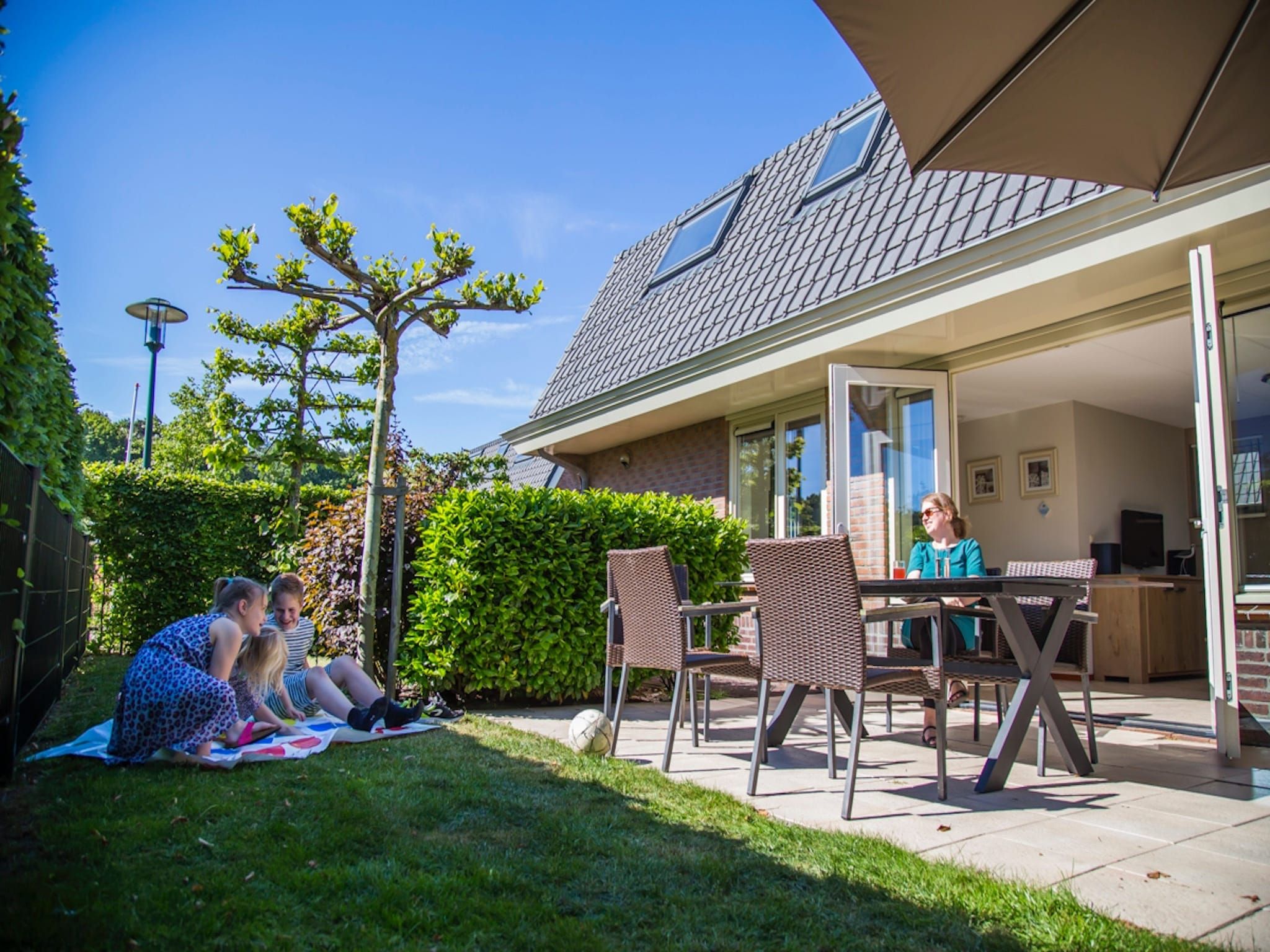 Het terras van Vakantiepark Duinrust 2 in Noordwijk aan zee