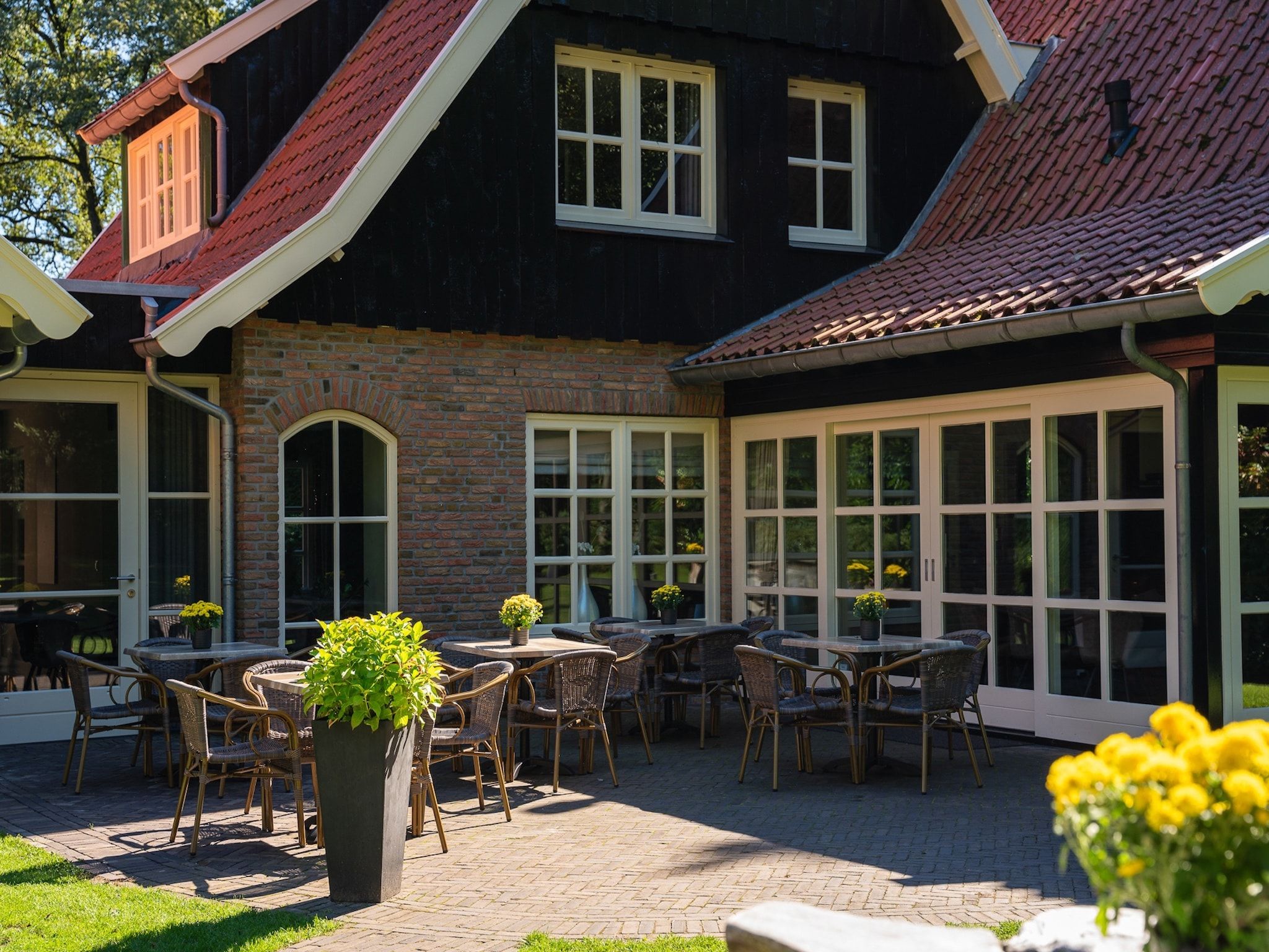 Het terras van Het Landhuis in Losser