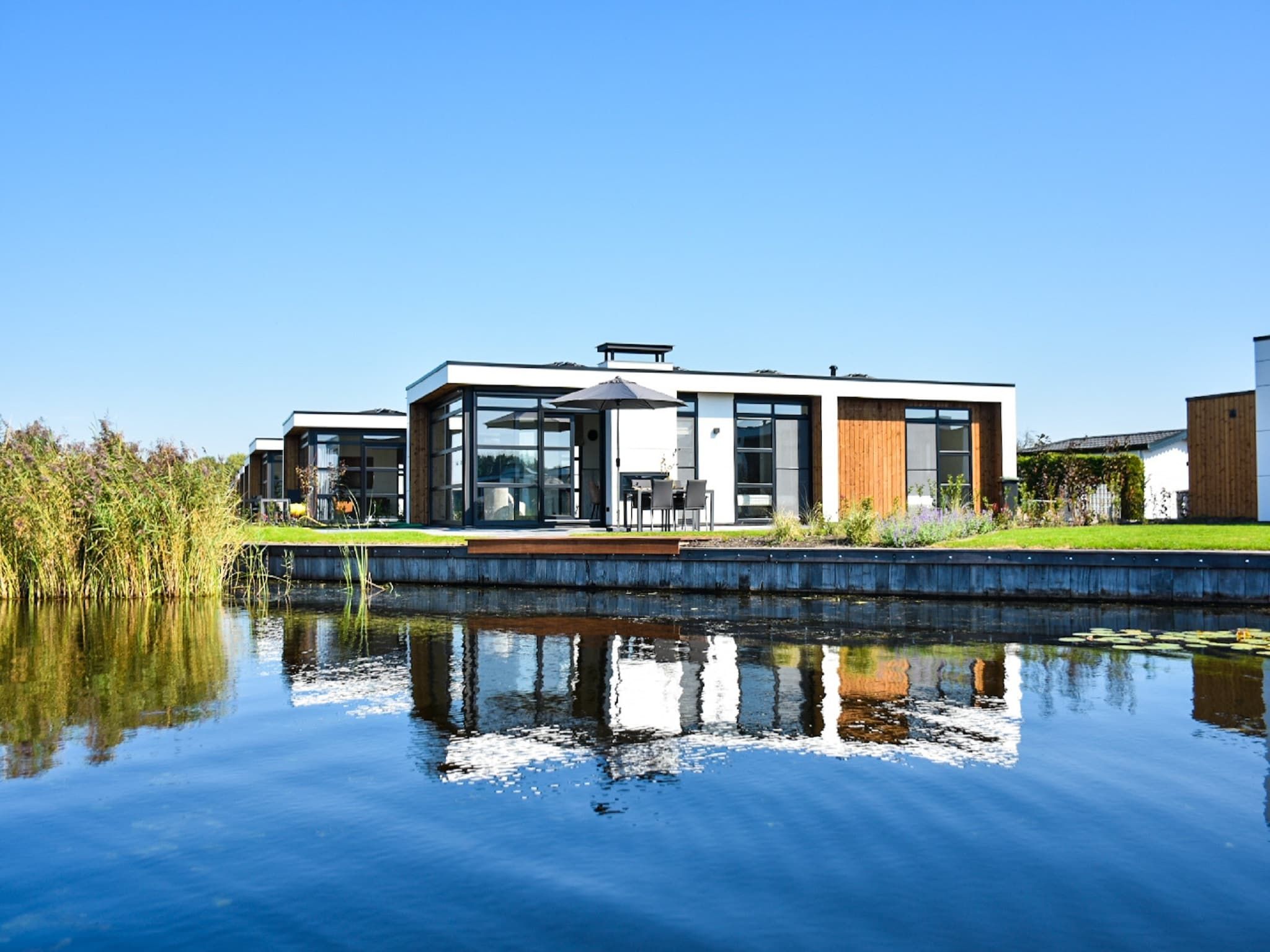De buitenkant van MarinaPark Nieuw Loosdrecht 1 in Nieuw-Loosdrecht
