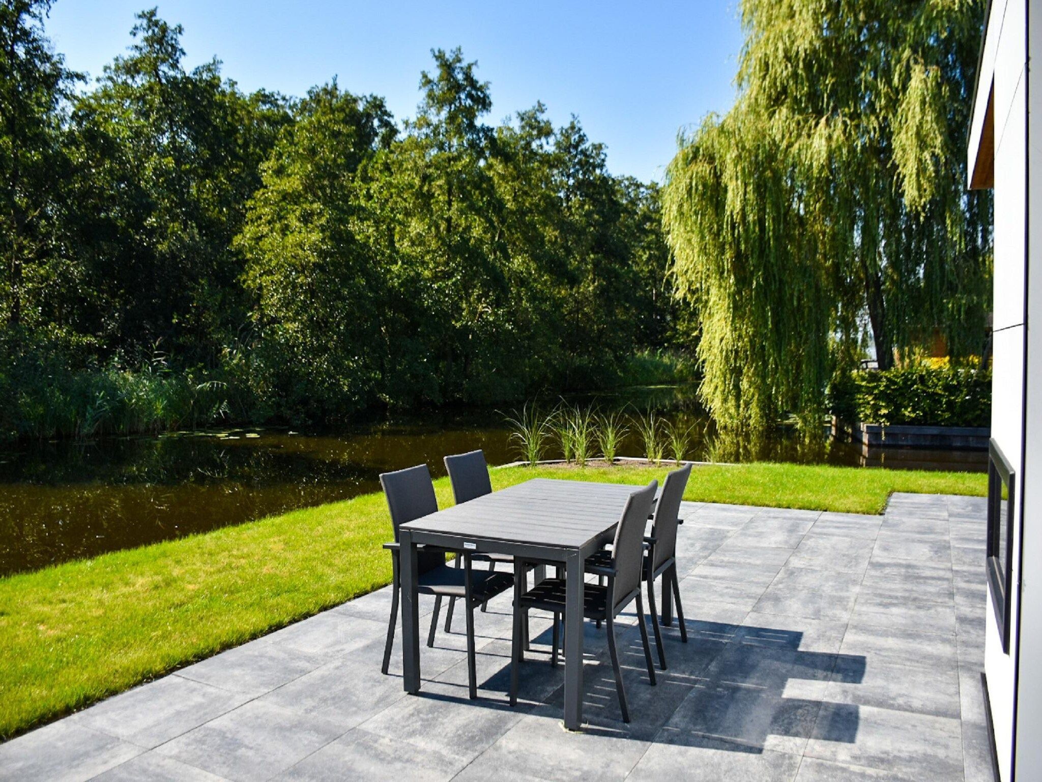 Het terras van MarinaPark Nieuw Loosdrecht 1 in Nieuw-Loosdrecht