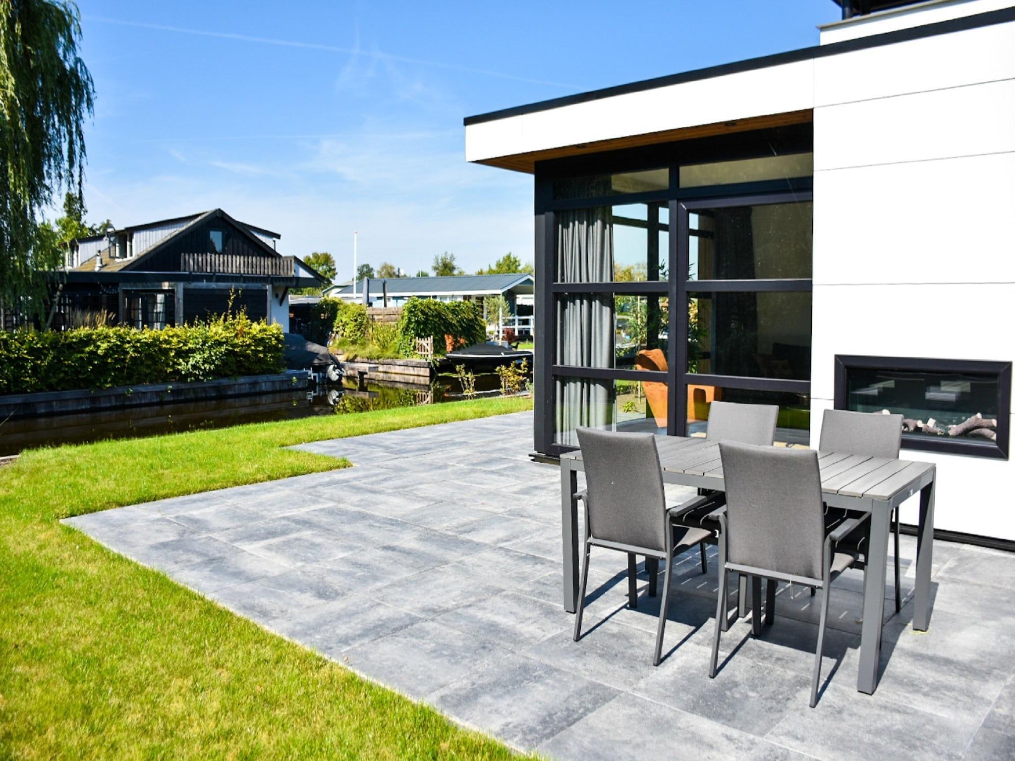 De tuin van MarinaPark Nieuw Loosdrecht 1 in Nieuw-Loosdrecht