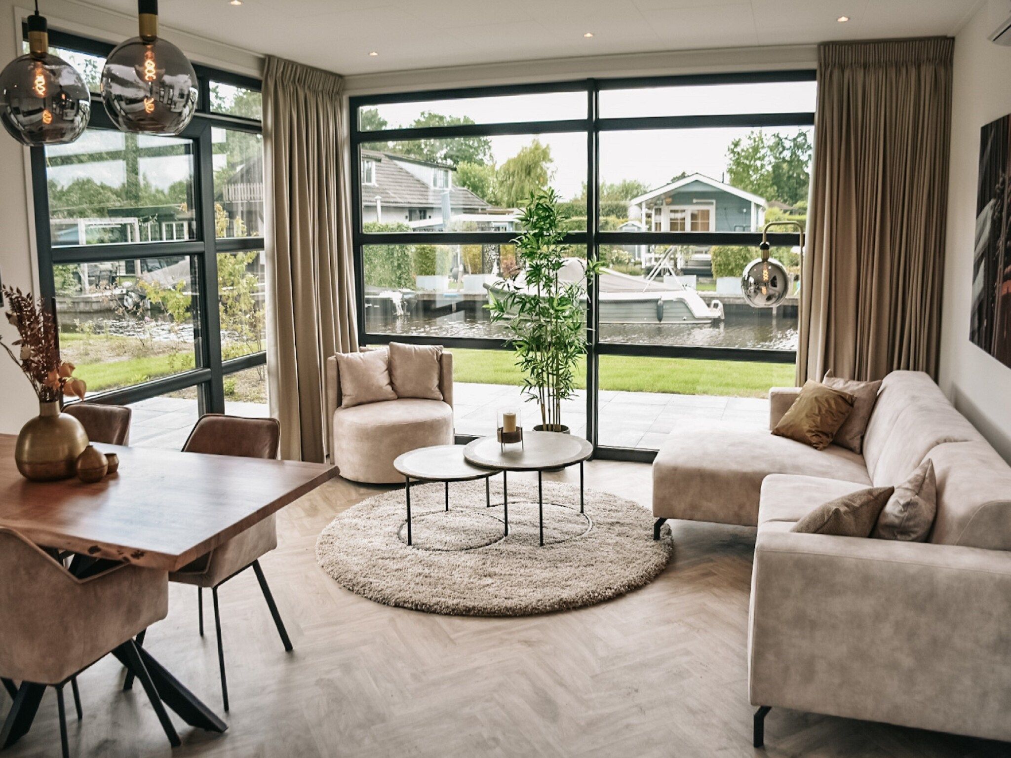 De woonkamer van MarinaPark Nieuw Loosdrecht 1 in Nieuw-Loosdrecht
