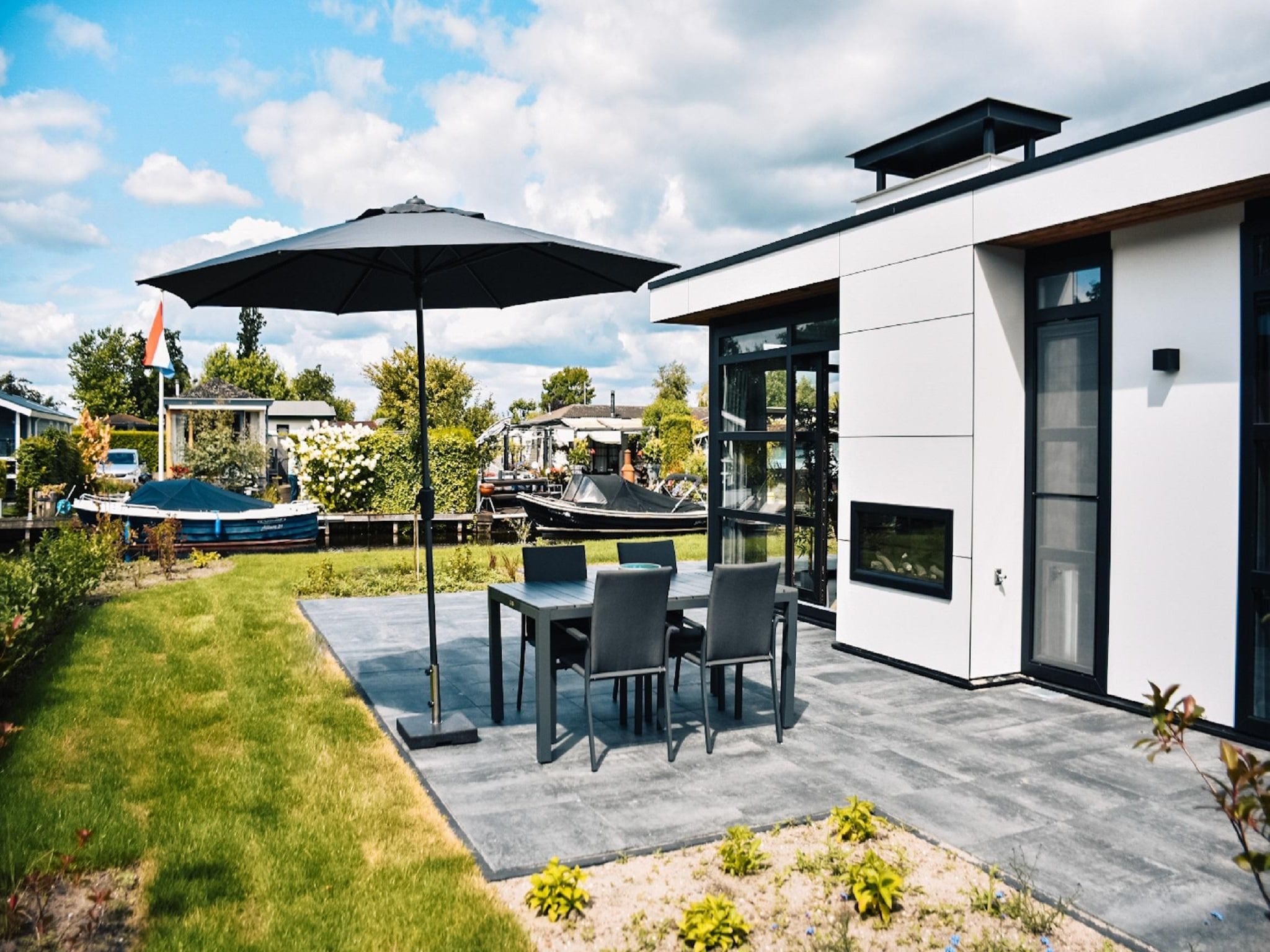 Het terras van MarinaPark Nieuw Loosdrecht 1 in Nieuw-Loosdrecht