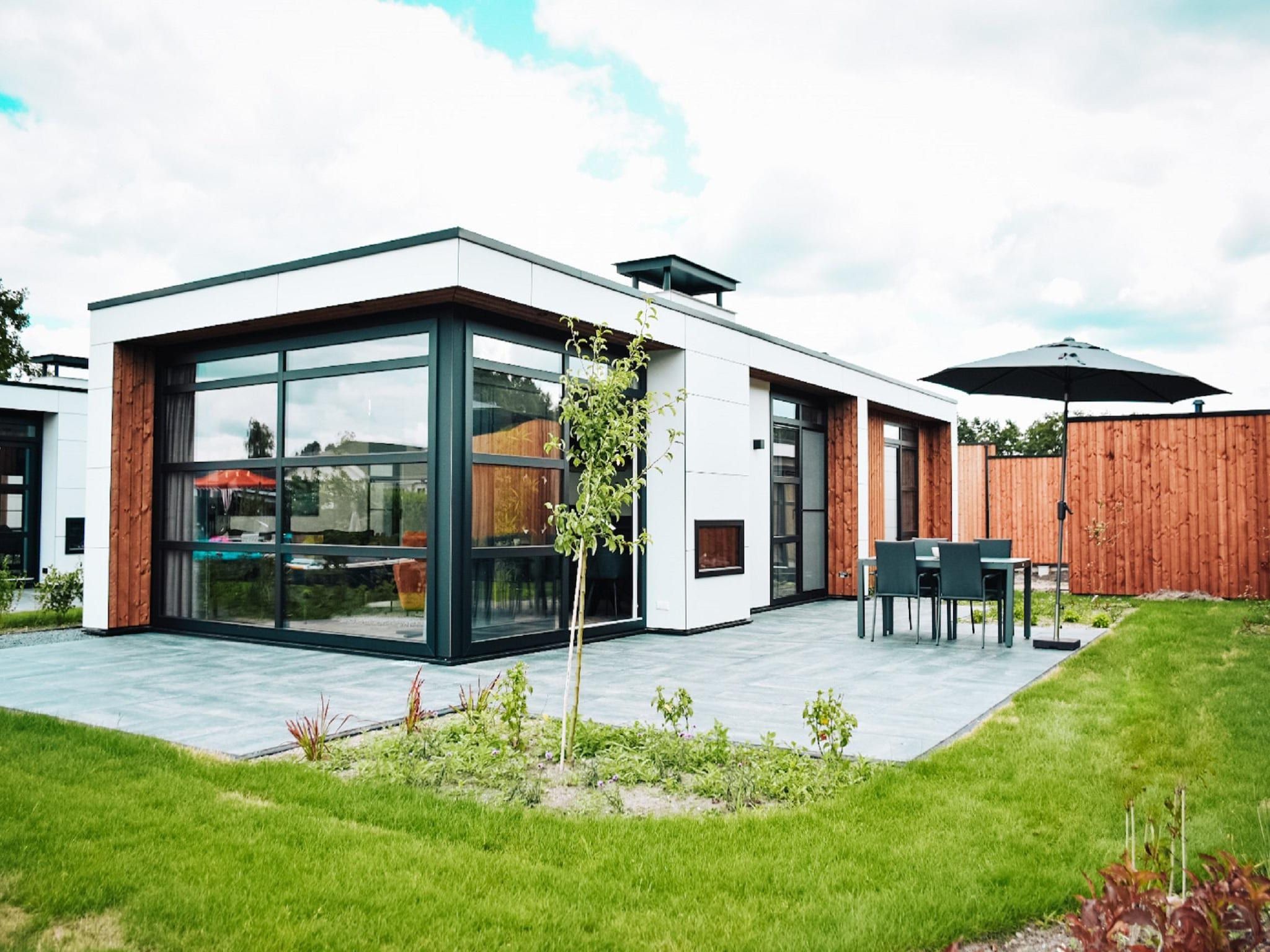 Het terras van MarinaPark Nieuw Loosdrecht 1 in Nieuw-Loosdrecht