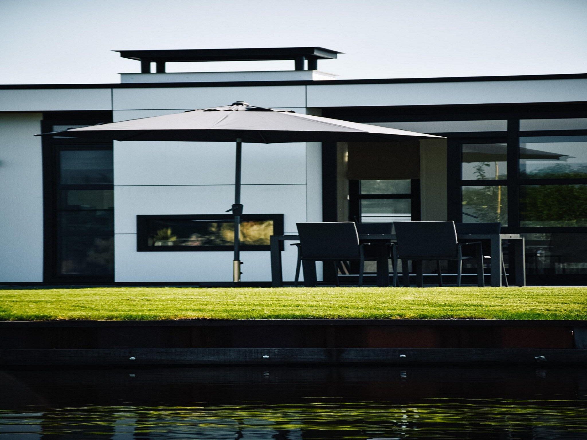 De tuin van MarinaPark Nieuw Loosdrecht 2 in Nieuw-Loosdrecht