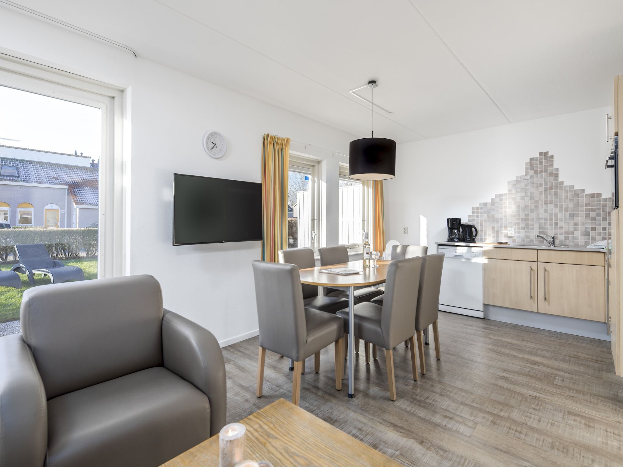 De woonkamer van Vakantiepark de Soeten Haert 20 in Renesse