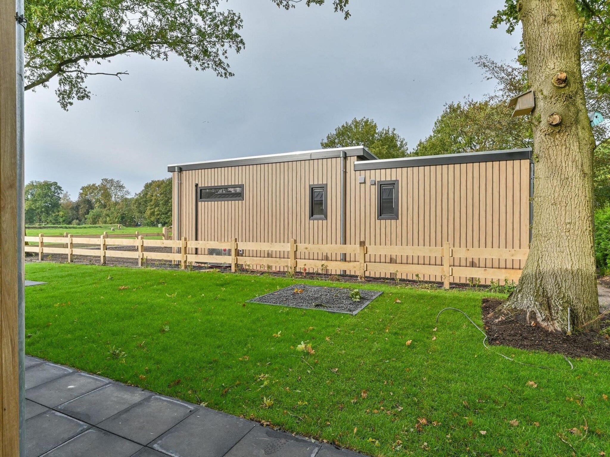 De tuin van Resort Drentse Weelde 1 in Hoogersmilde