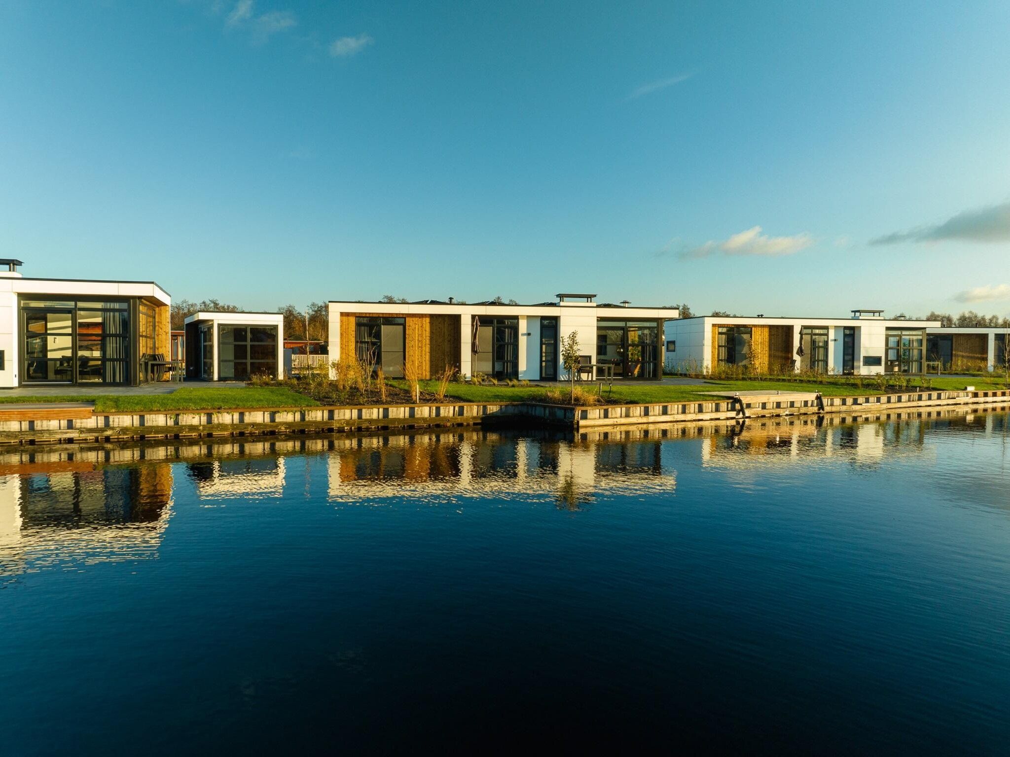 De buitenkant van MarinaPark Nieuw Loosdrecht 3 in Nieuw-Loosdrecht