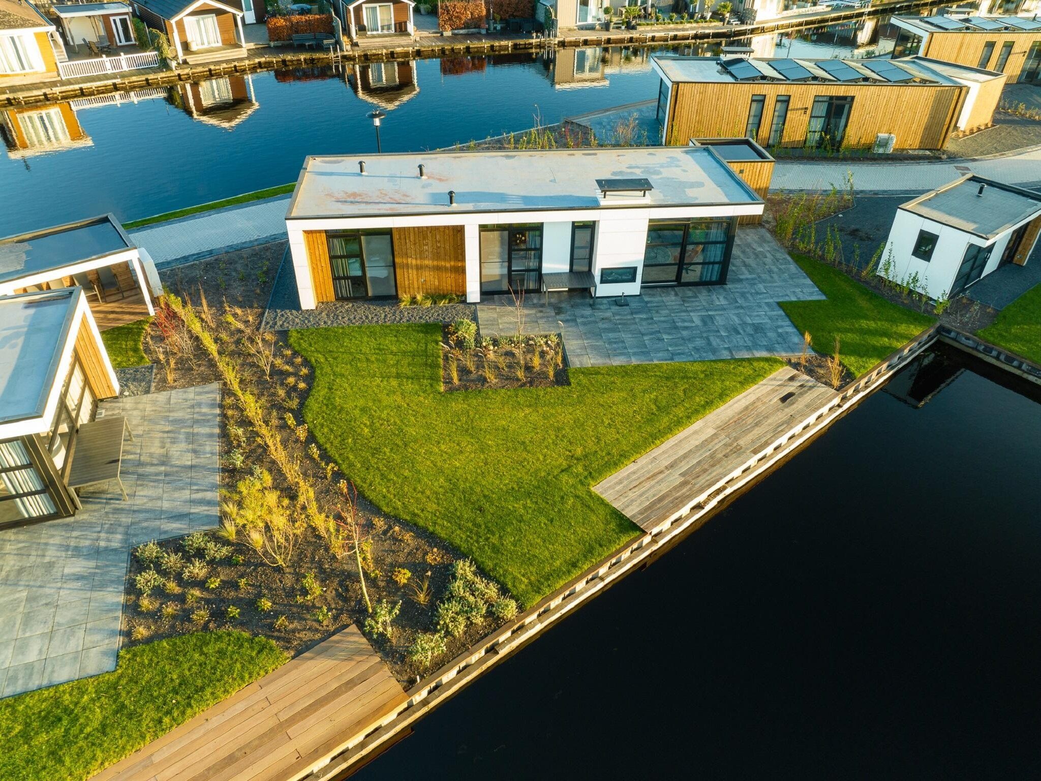 De buitenkant van MarinaPark Nieuw Loosdrecht 3 in Nieuw-Loosdrecht