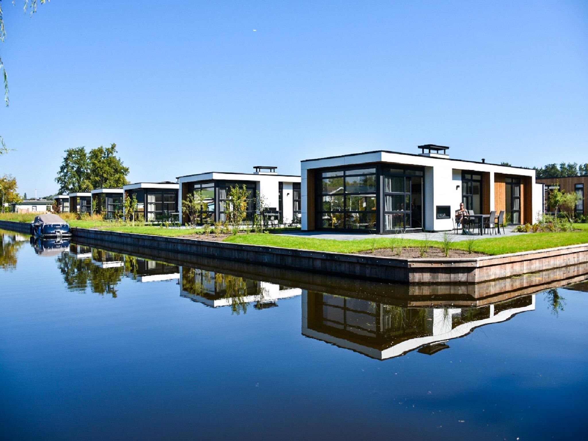 De buitenkant van MarinaPark Nieuw Loosdrecht 3 in Nieuw-Loosdrecht