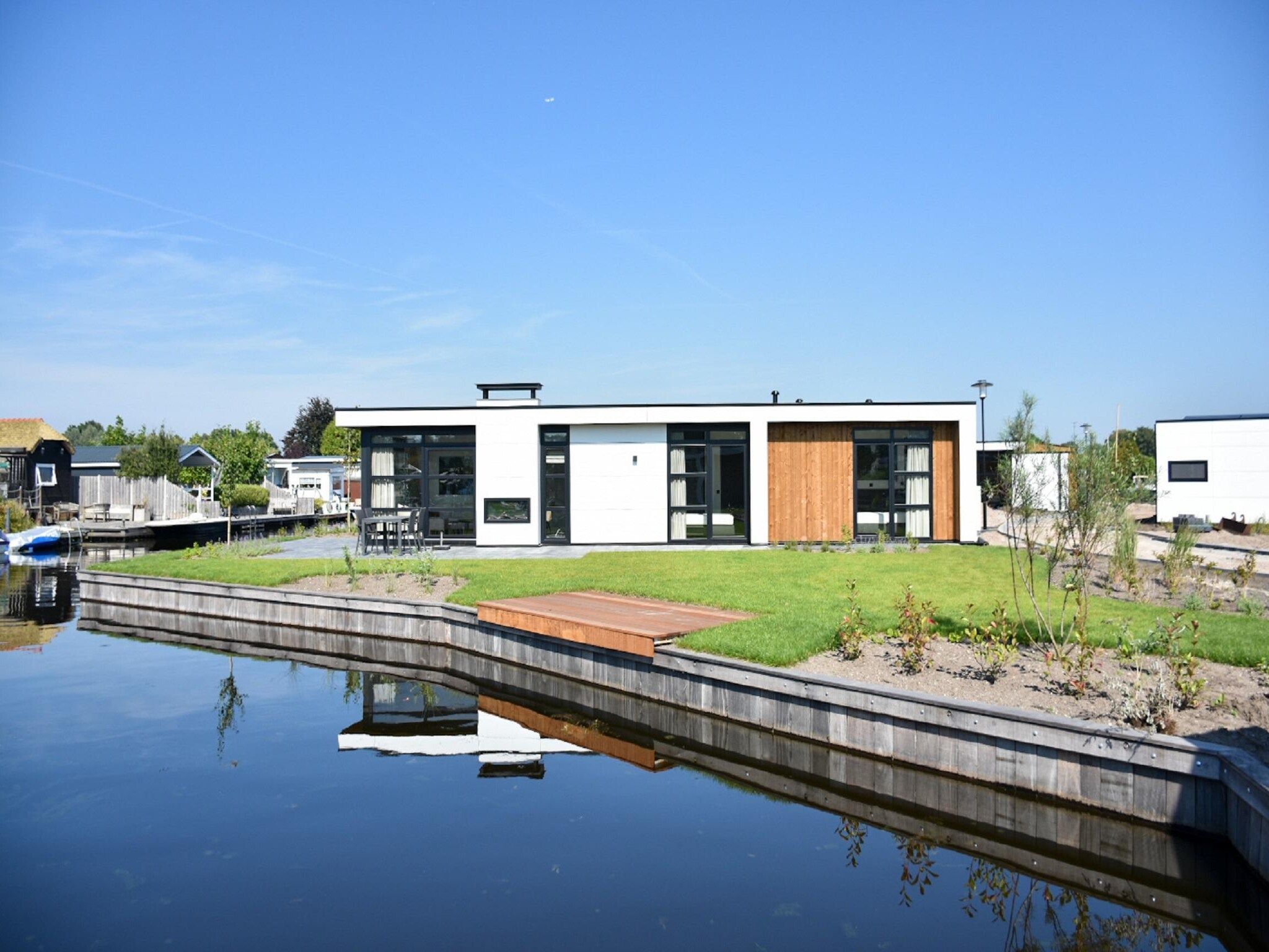 De buitenkant van MarinaPark Nieuw Loosdrecht 3 in Nieuw-Loosdrecht