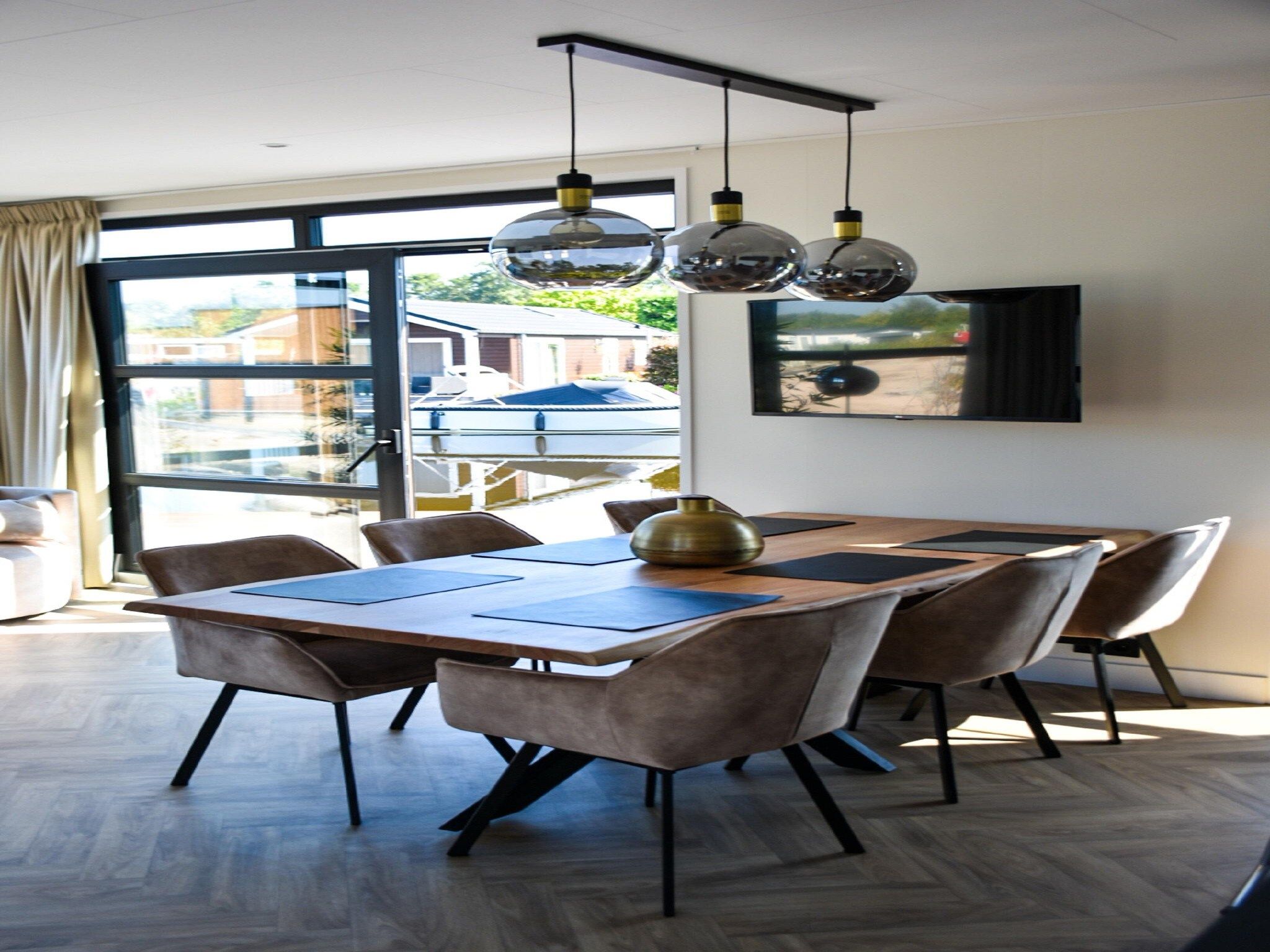 De eetkamer van MarinaPark Nieuw Loosdrecht 3 in Nieuw-Loosdrecht
