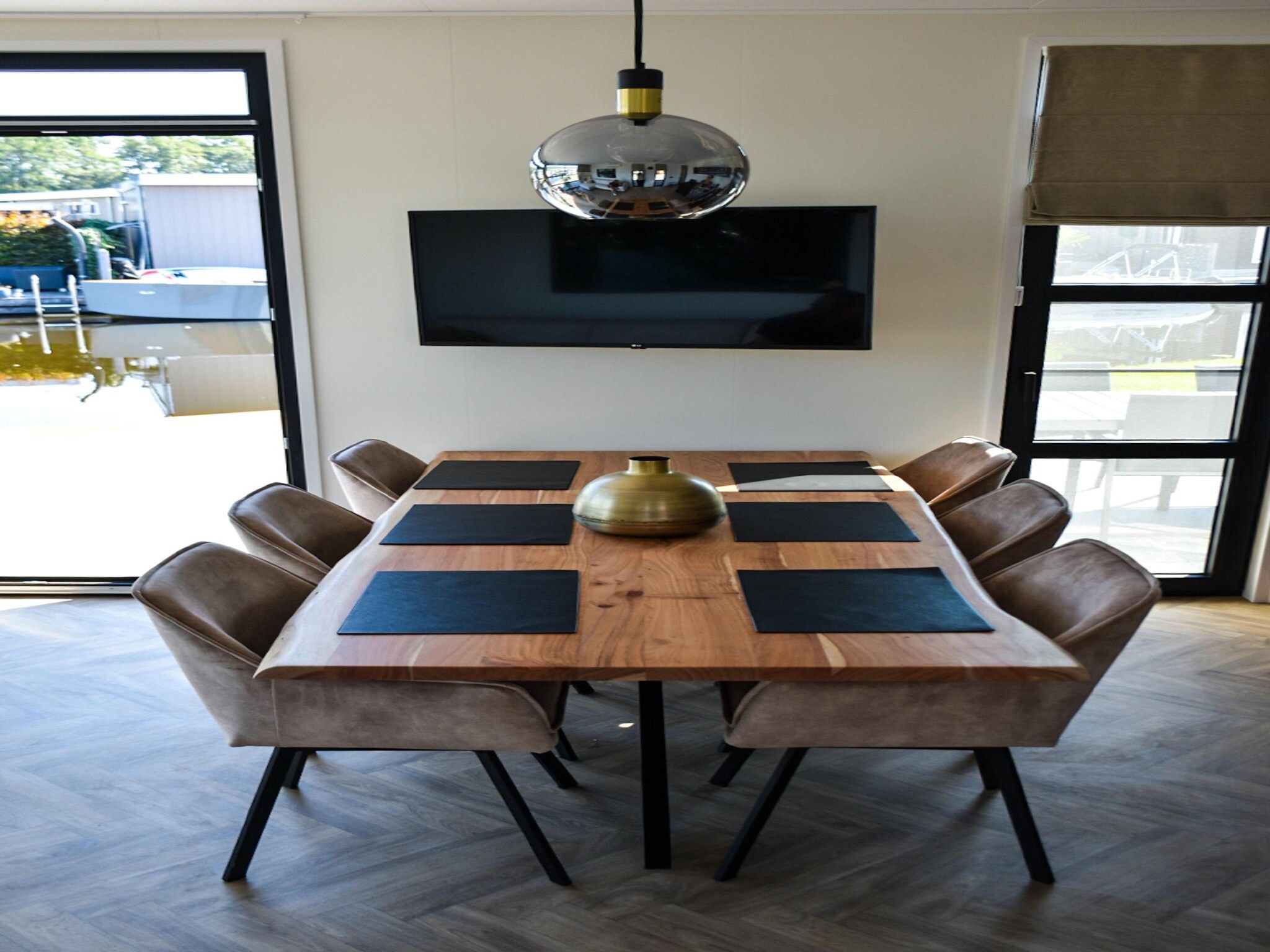 De eetkamer van MarinaPark Nieuw Loosdrecht 3 in Nieuw-Loosdrecht