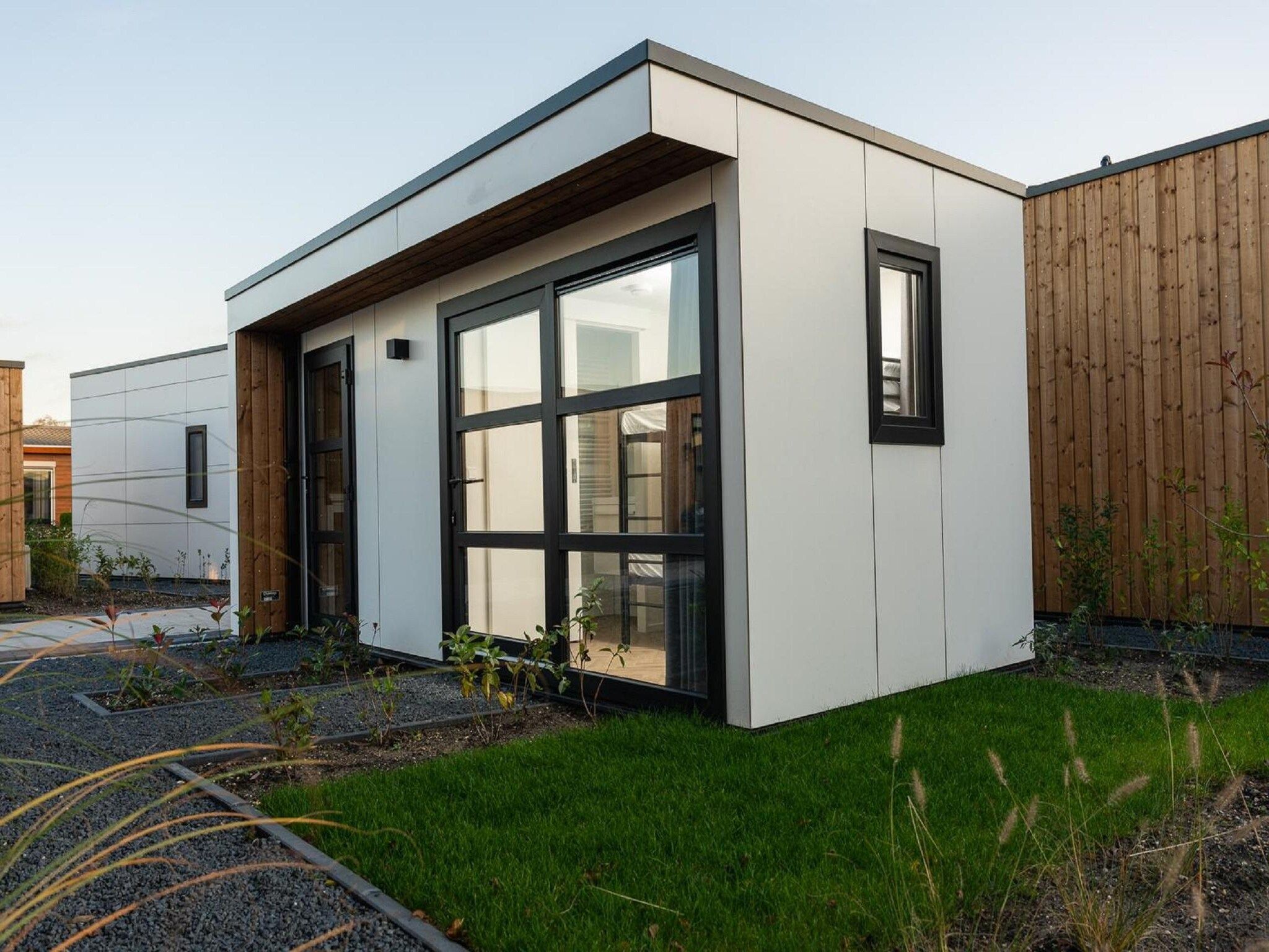 De buitenkant van MarinaPark Nieuw Loosdrecht 3 in Nieuw-Loosdrecht