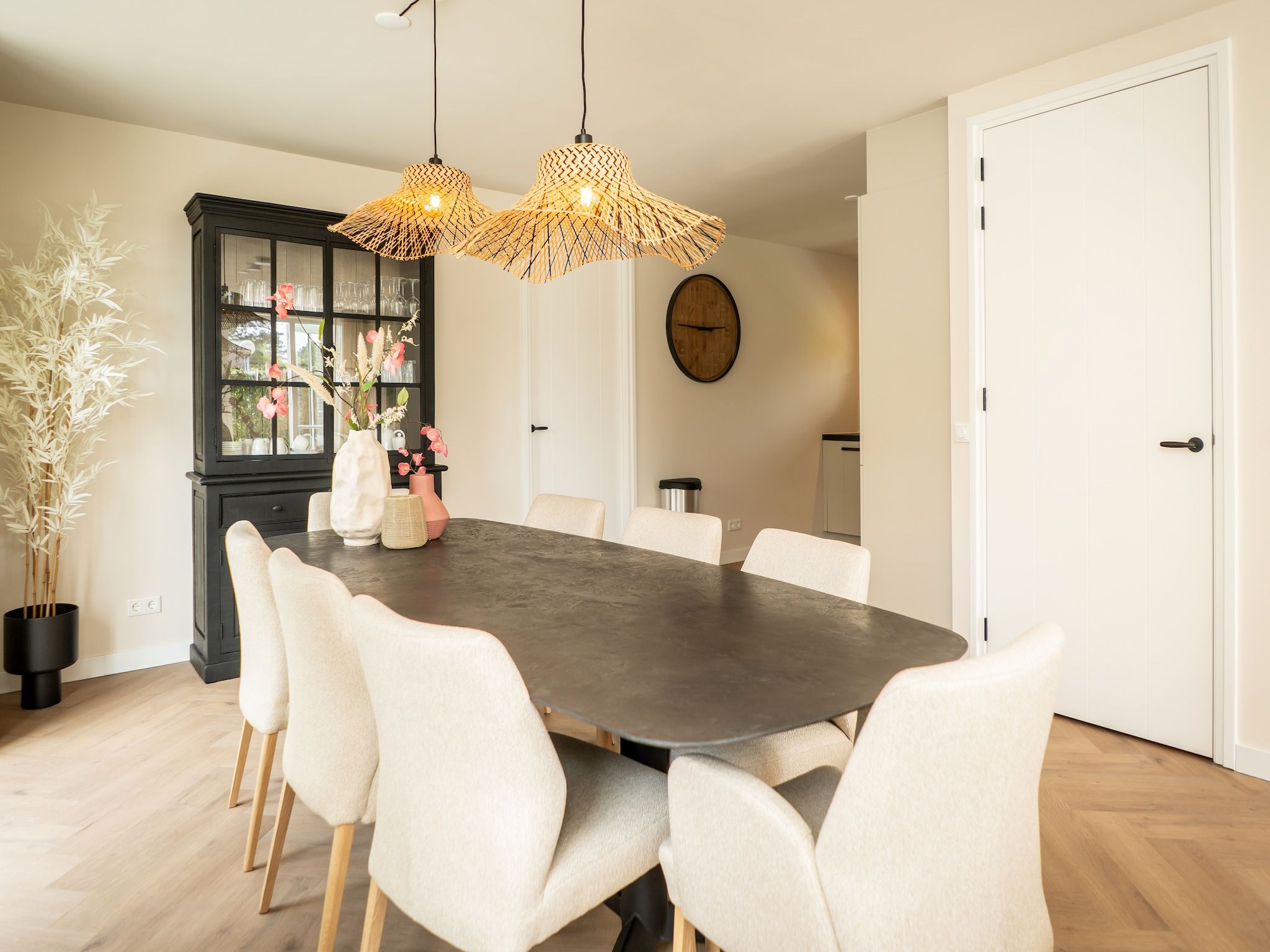 De eetkamer van So What 33A in De Koog