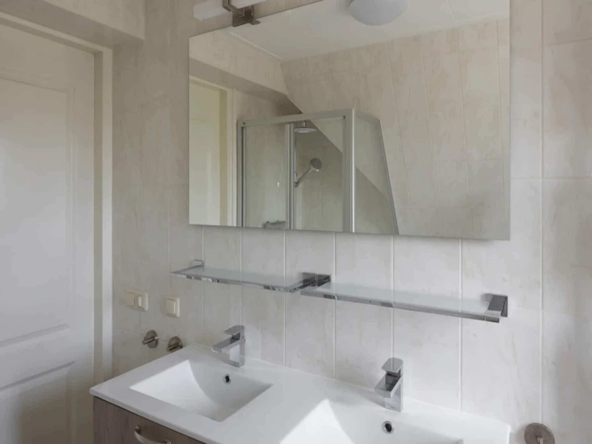 De badkamer van Vakantiepark Duynzicht 3 in Julianadorp aan zee