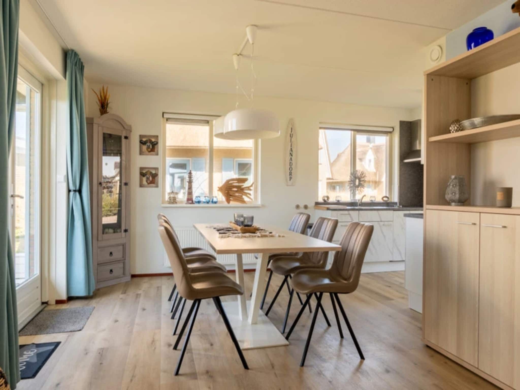 De eetkamer van Vakantiepark Duynzicht 3 in Julianadorp aan zee