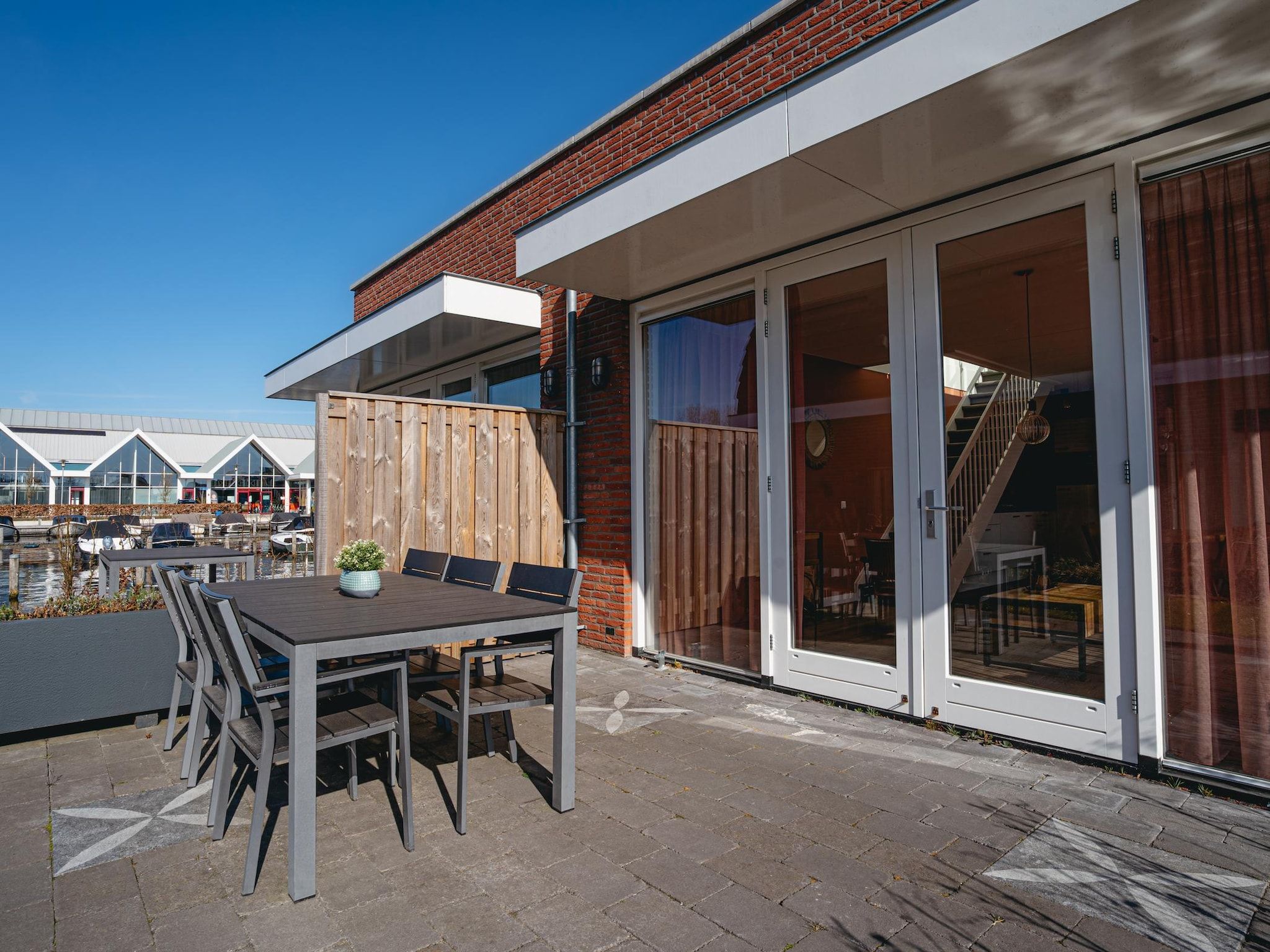 Het terras van Waterpark de Meerparel 14 in Uitgeest