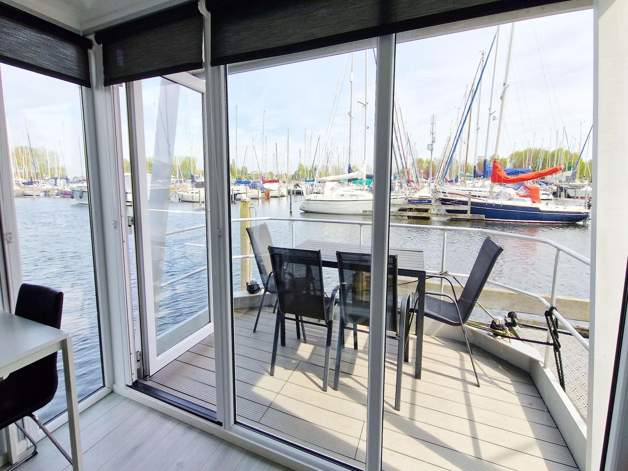 Het terras van Havenlodges Naarden 1 in Naarden