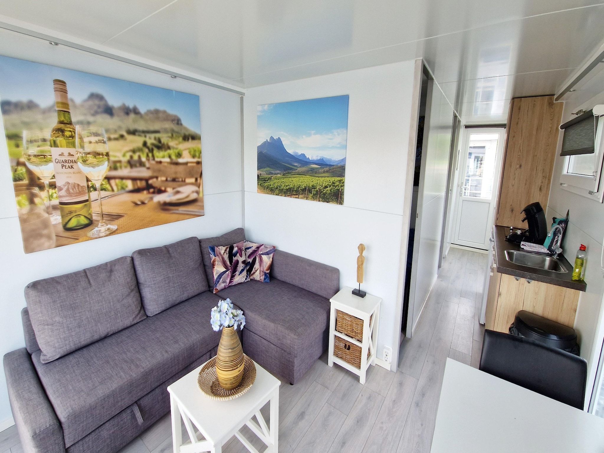 De woonkamer van Havenlodges Naarden 1 in Naarden