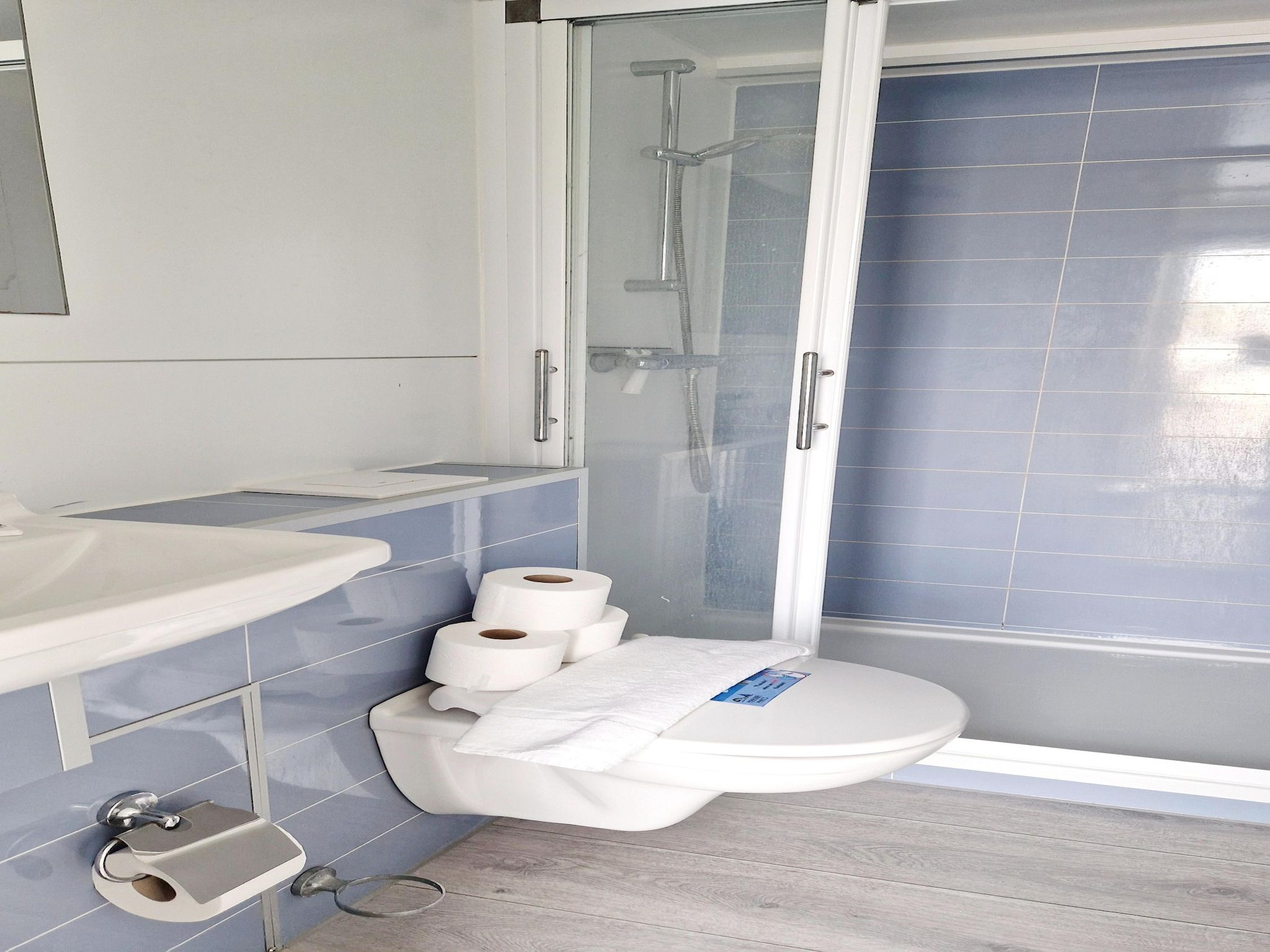 De badkamer van Havenlodges Naarden 1 in Naarden