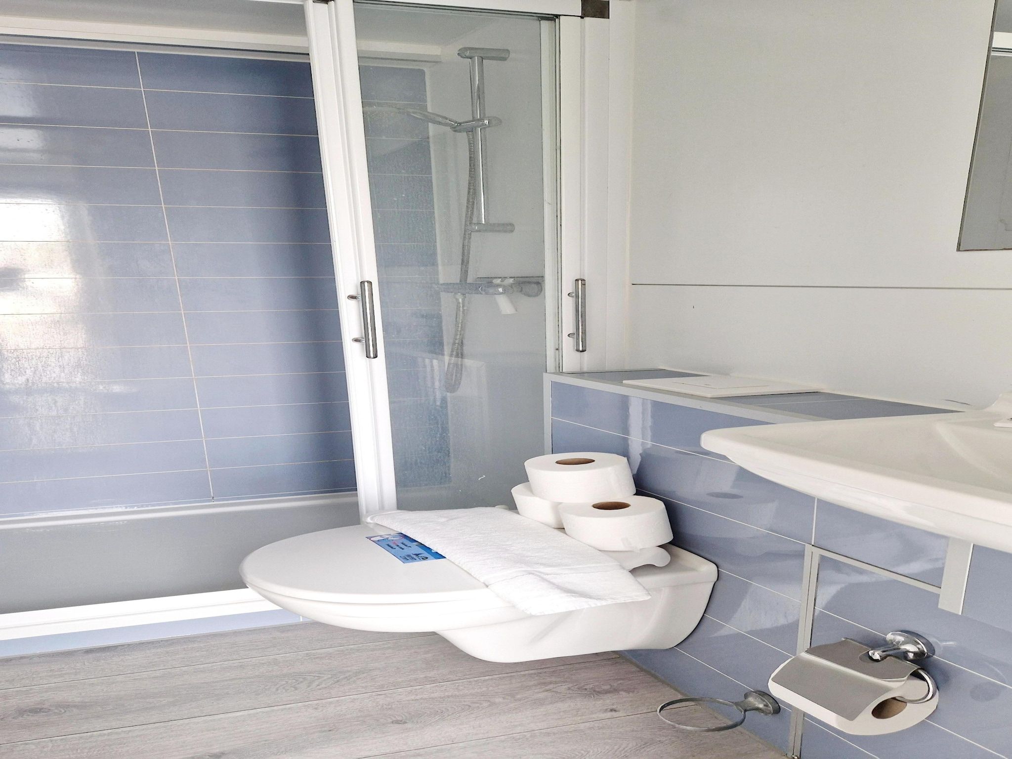 De badkamer van Havenlodges Naarden 1 in Naarden