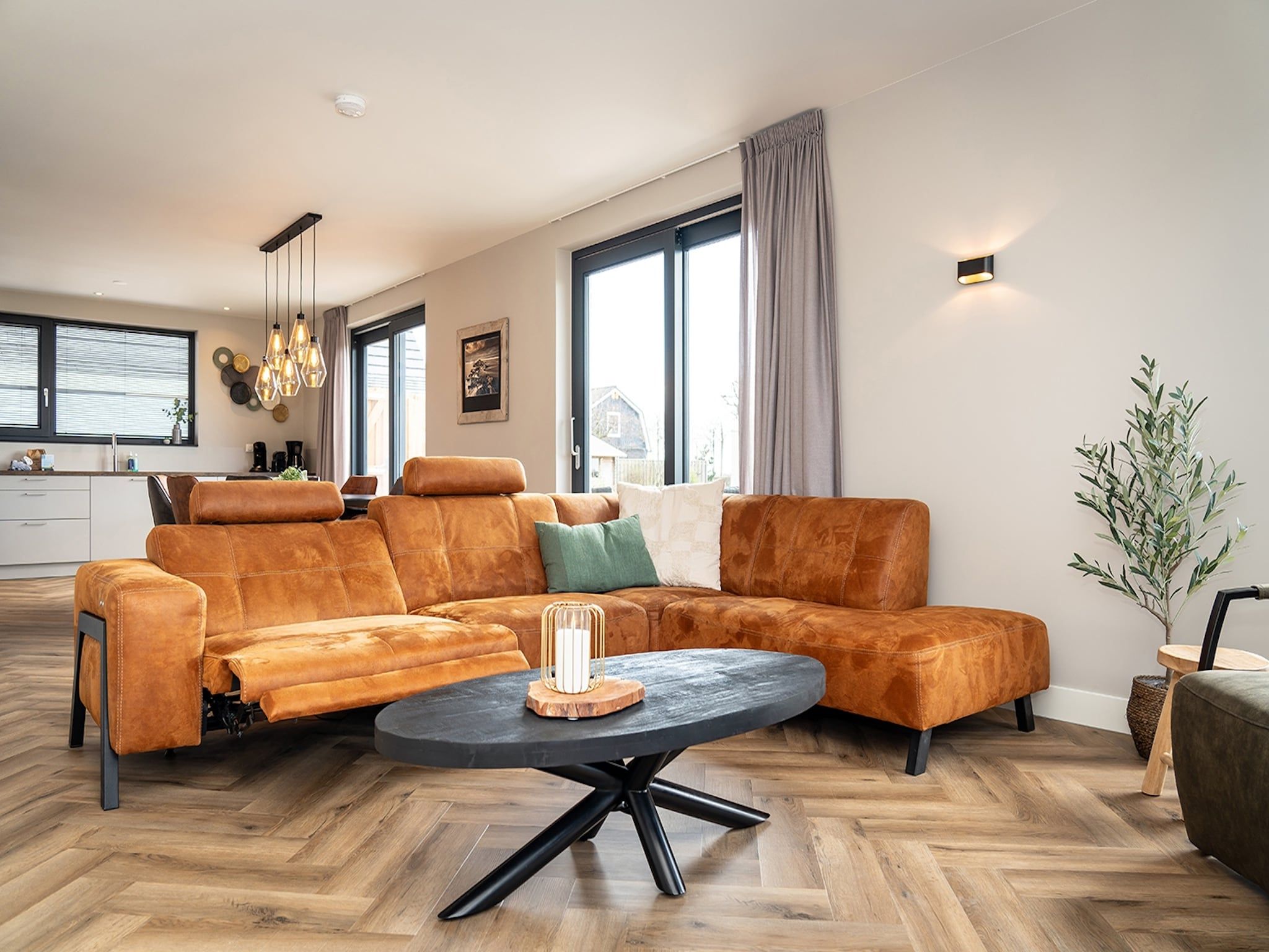 De woonkamer van Vakantiepark 't Eibernest Texel 8 in De Cocksdorp