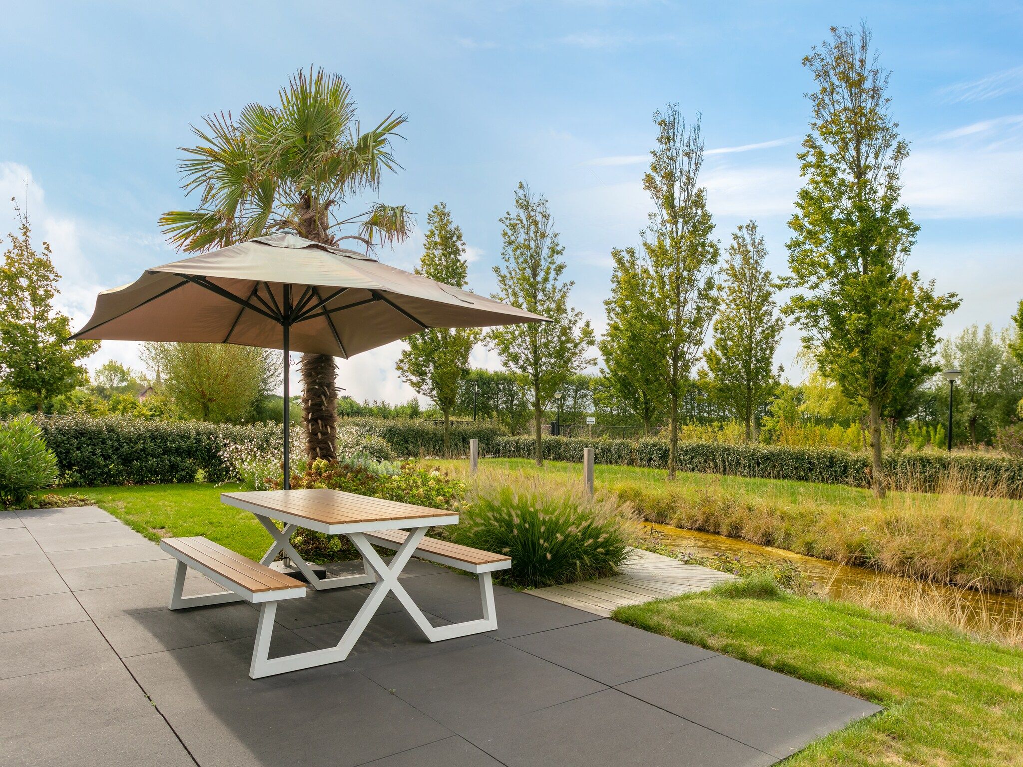 Het terras van Water Resort Oosterschelde 80 in Wemeldinge