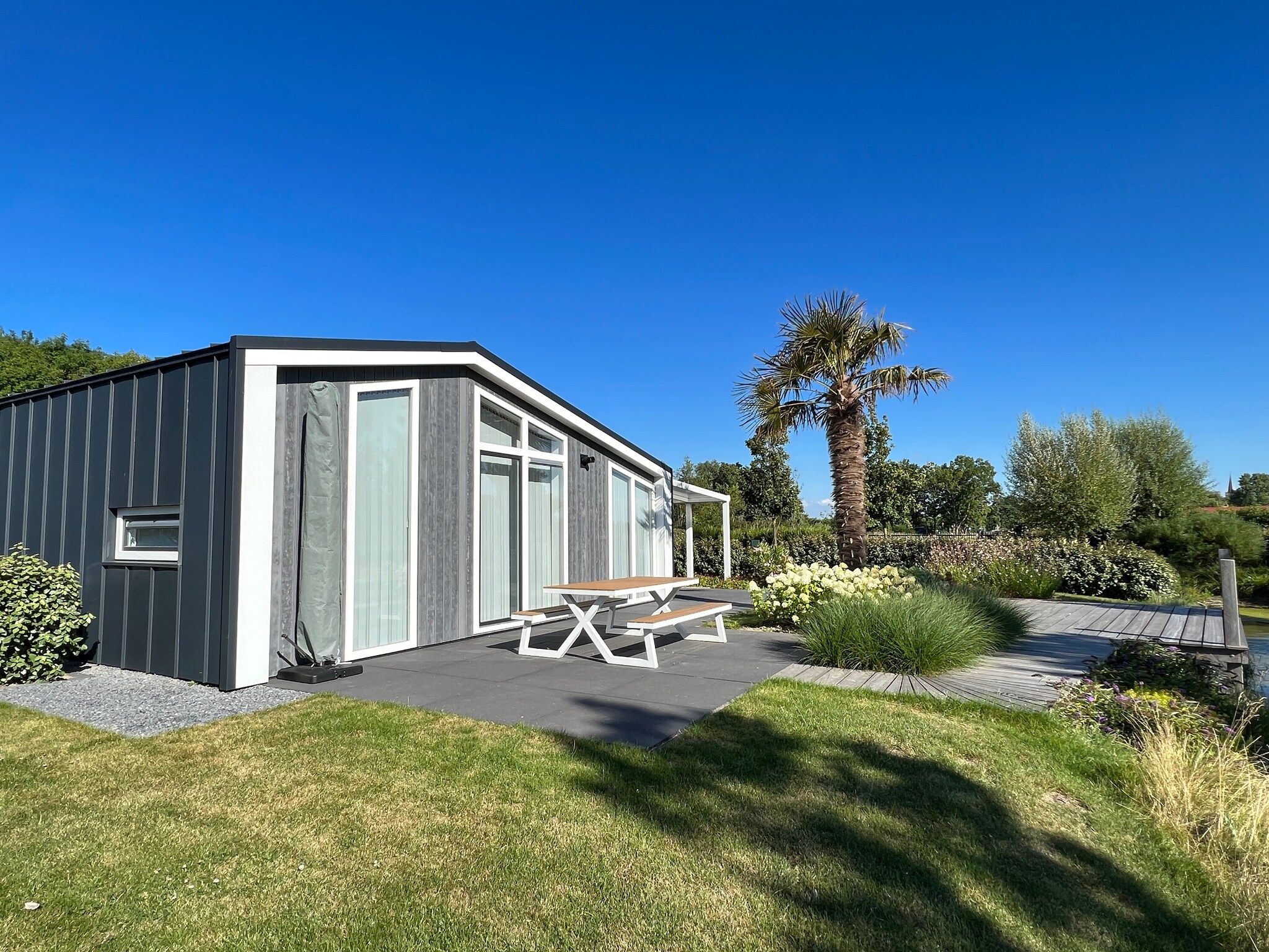 De buitenkant van Water Resort Oosterschelde 80 in Wemeldinge