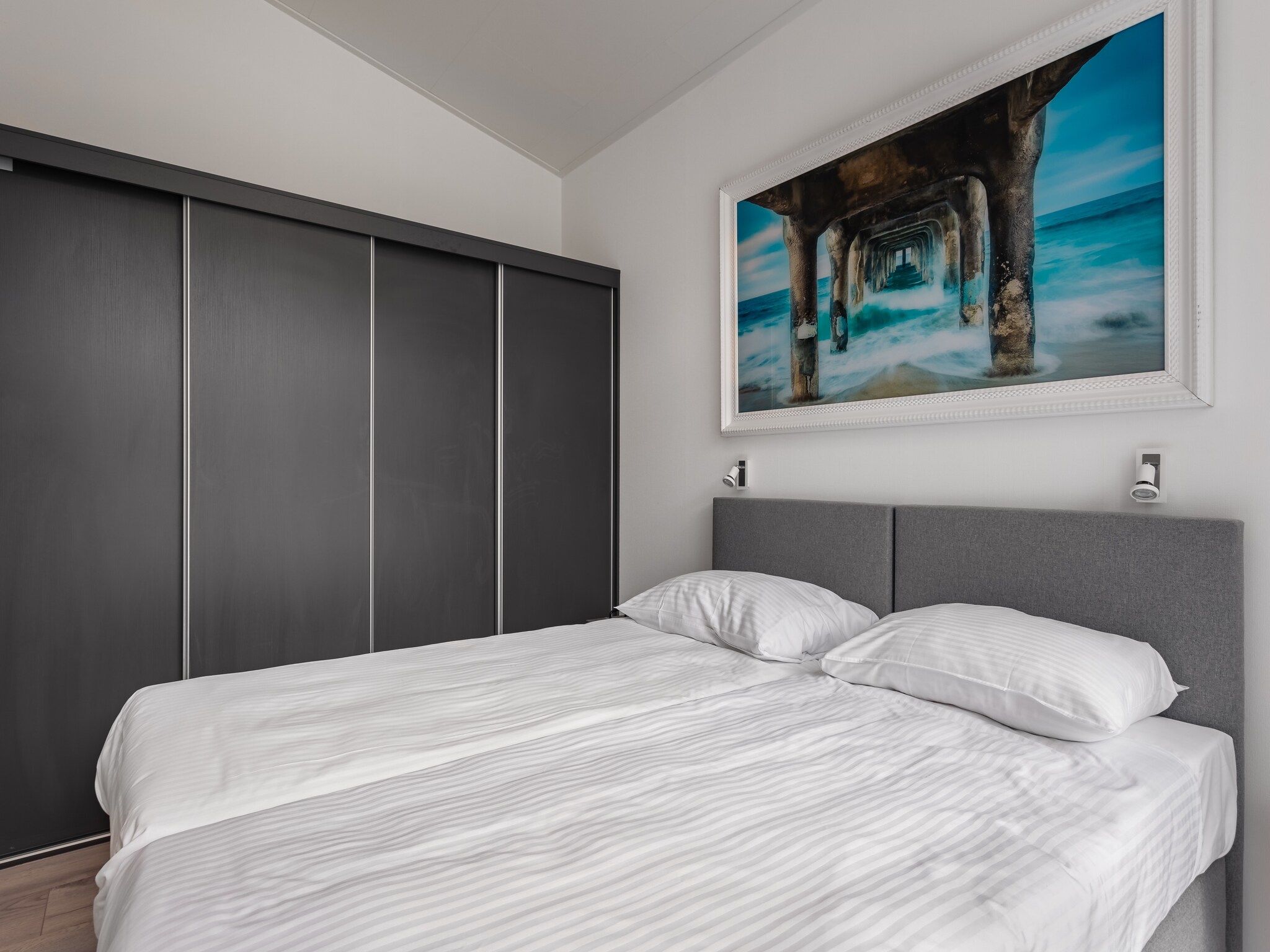 Een slaapkamer van Water Resort Oosterschelde 80 in Wemeldinge