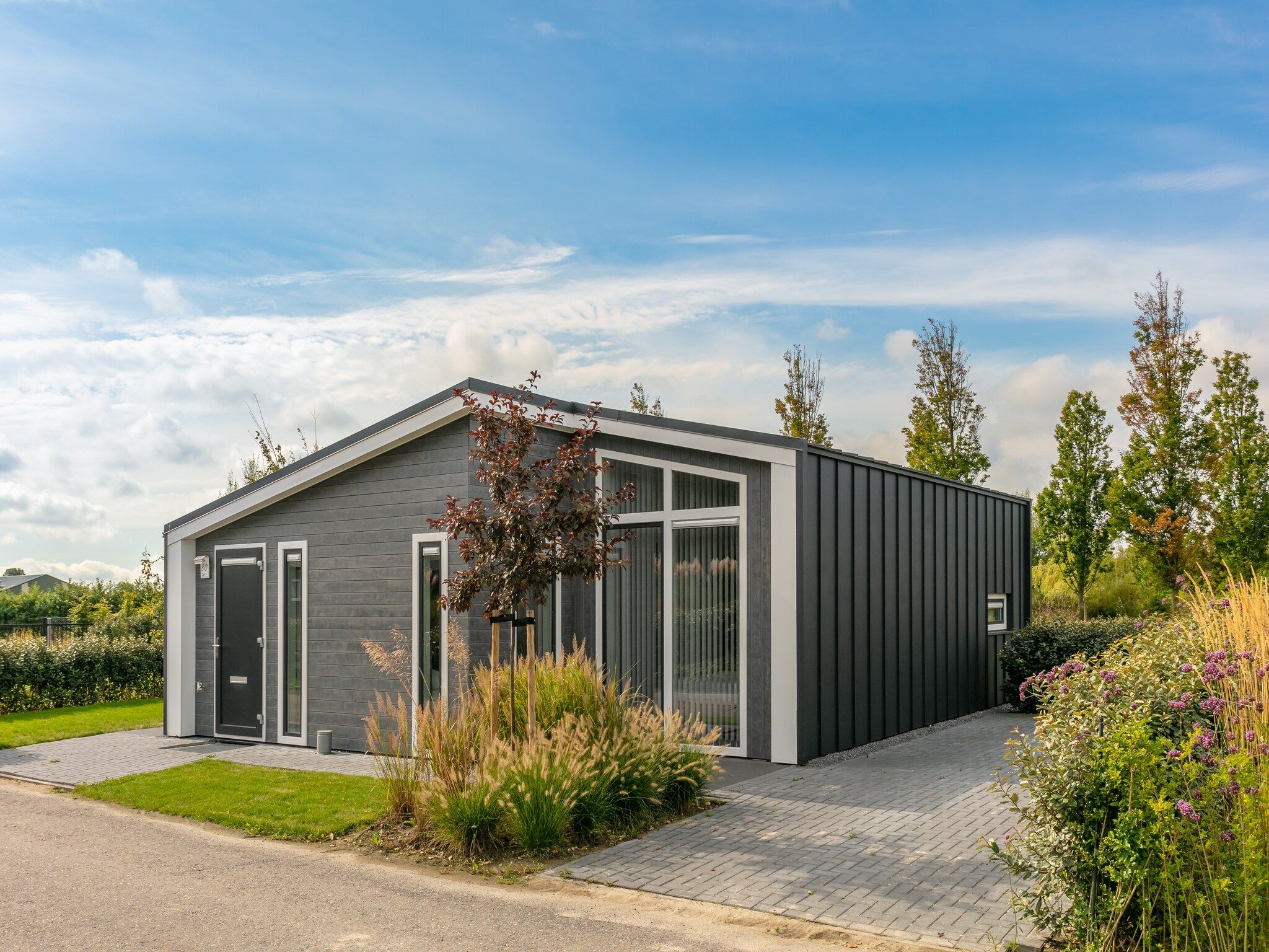 De buitenkant van Water Resort Oosterschelde 80 in Wemeldinge