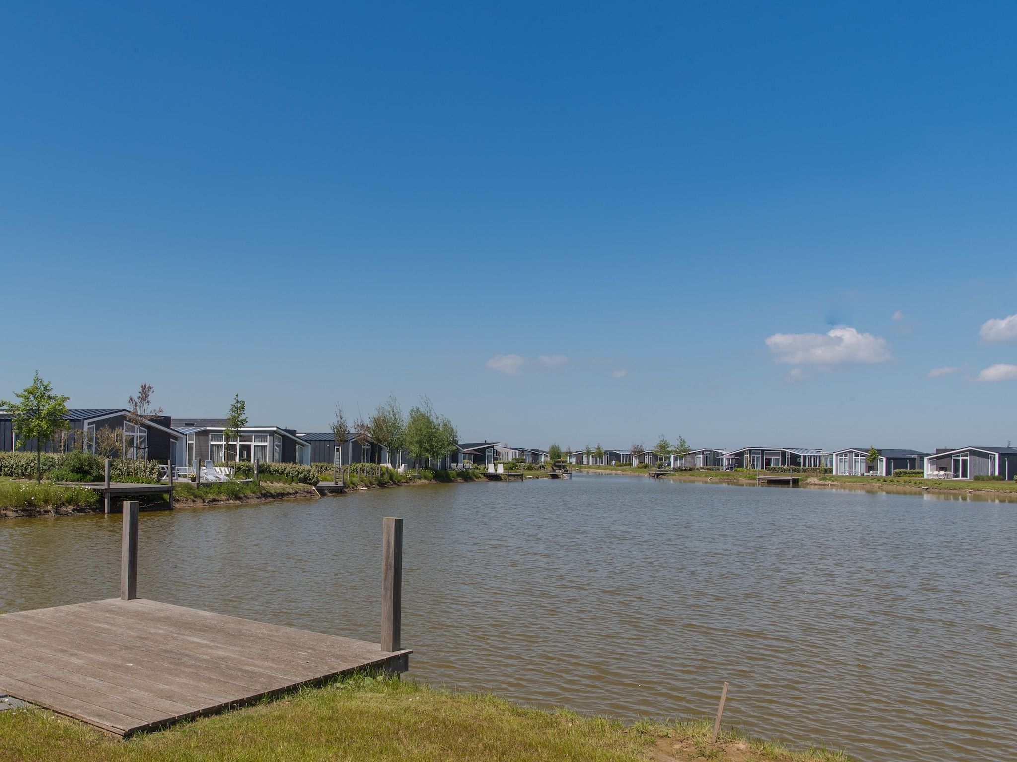 Het terras van Water Resort Oosterschelde 80 in Wemeldinge