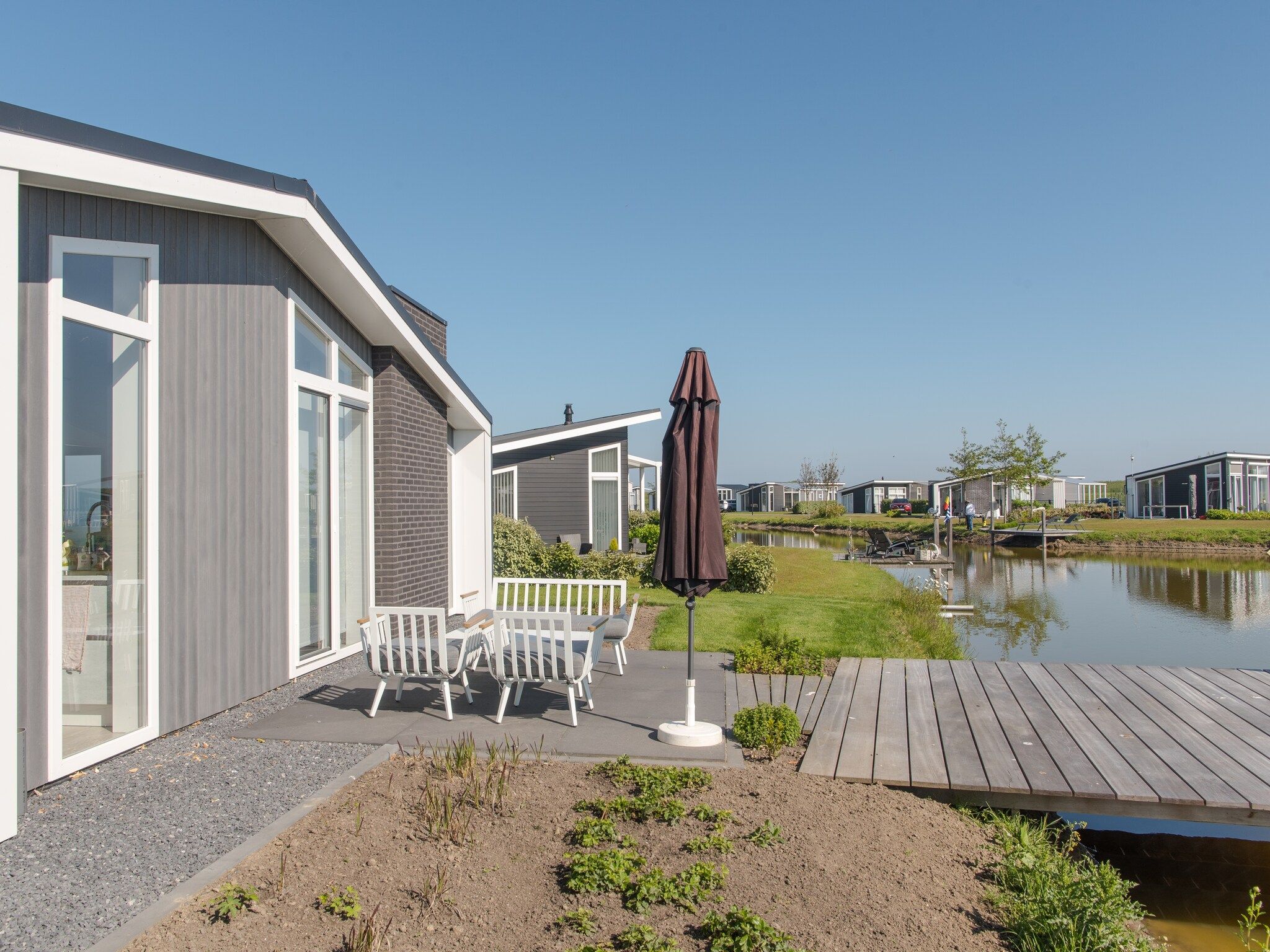 De tuin van Water Resort Oosterschelde 28 in Wemeldinge