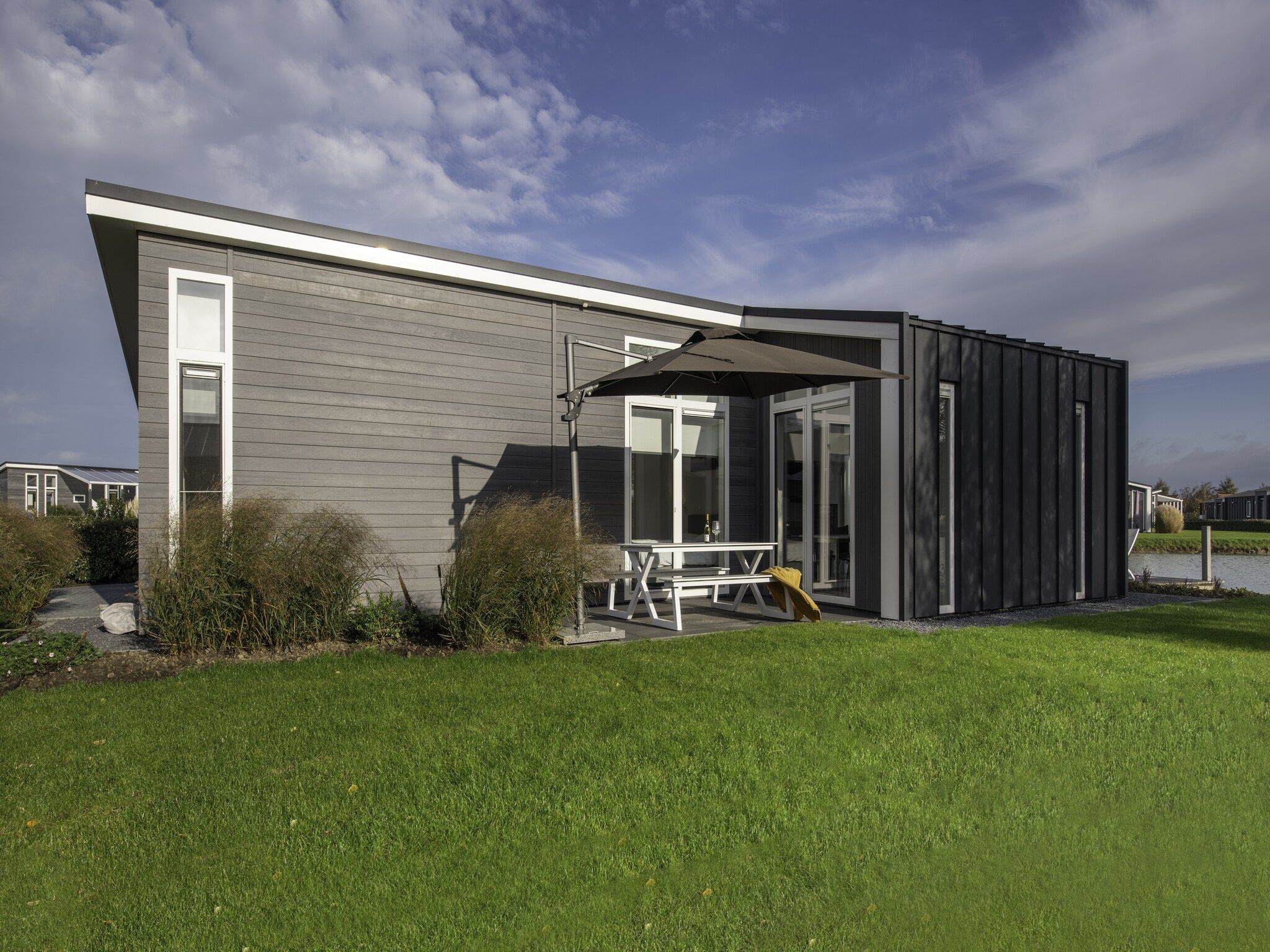 De buitenkant van Water Resort Oosterschelde 28 in Wemeldinge