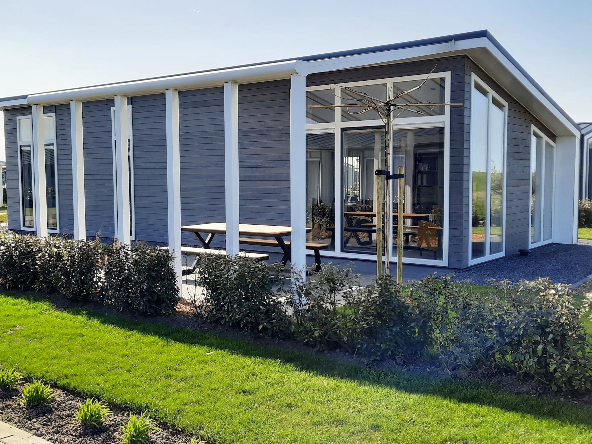 De buitenkant van Water Resort Oosterschelde 83 in Wemeldinge