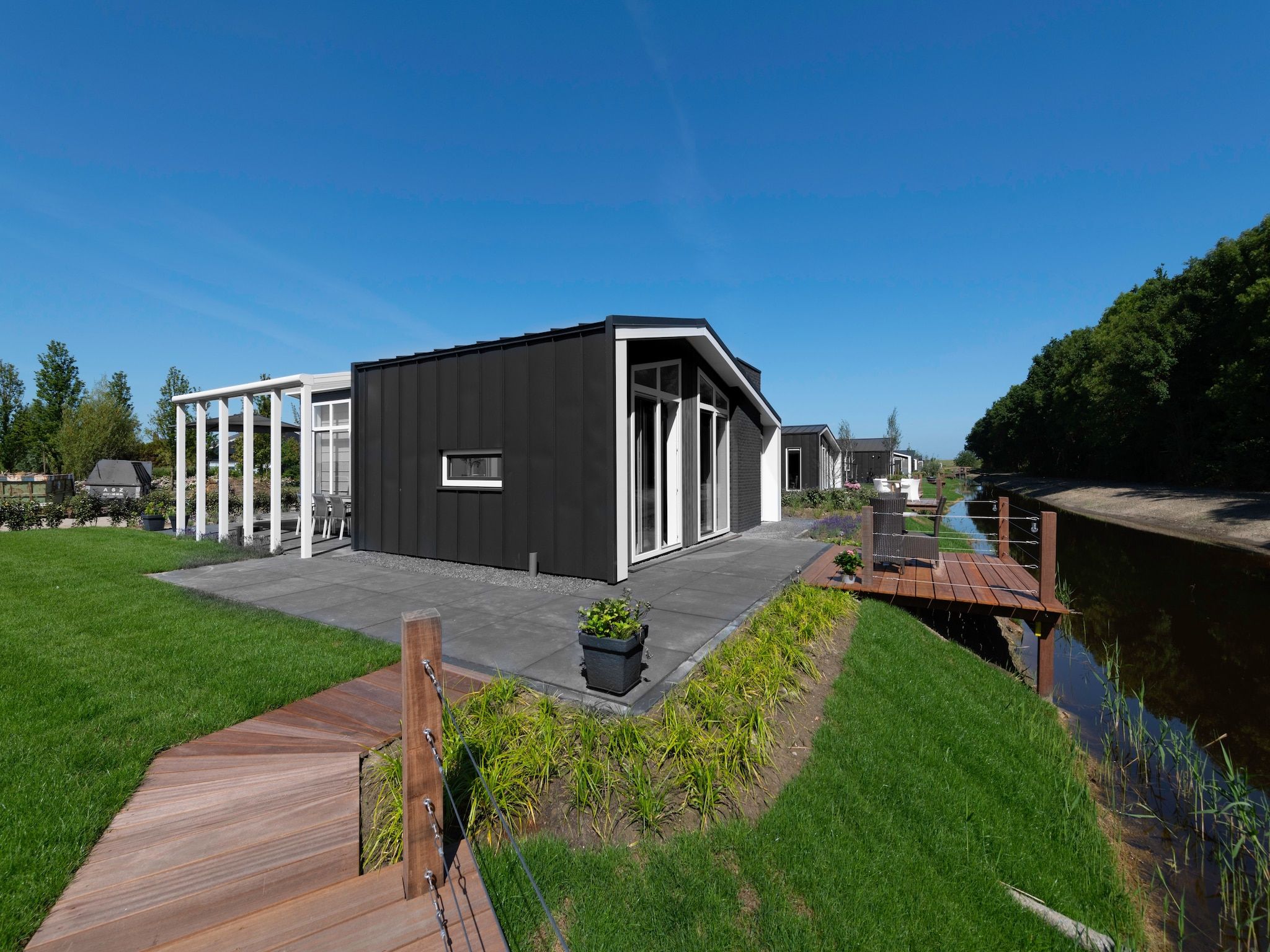 De buitenkant van Water Resort Oosterschelde 109 in Wemeldinge