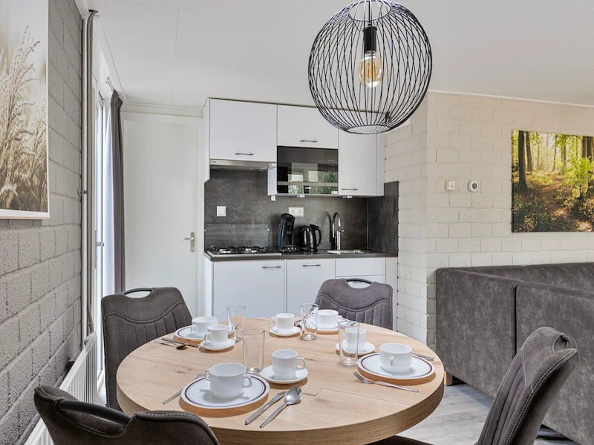 De eetkamer van Vakantiepark de Berkenhorst 13 in Kootwijk