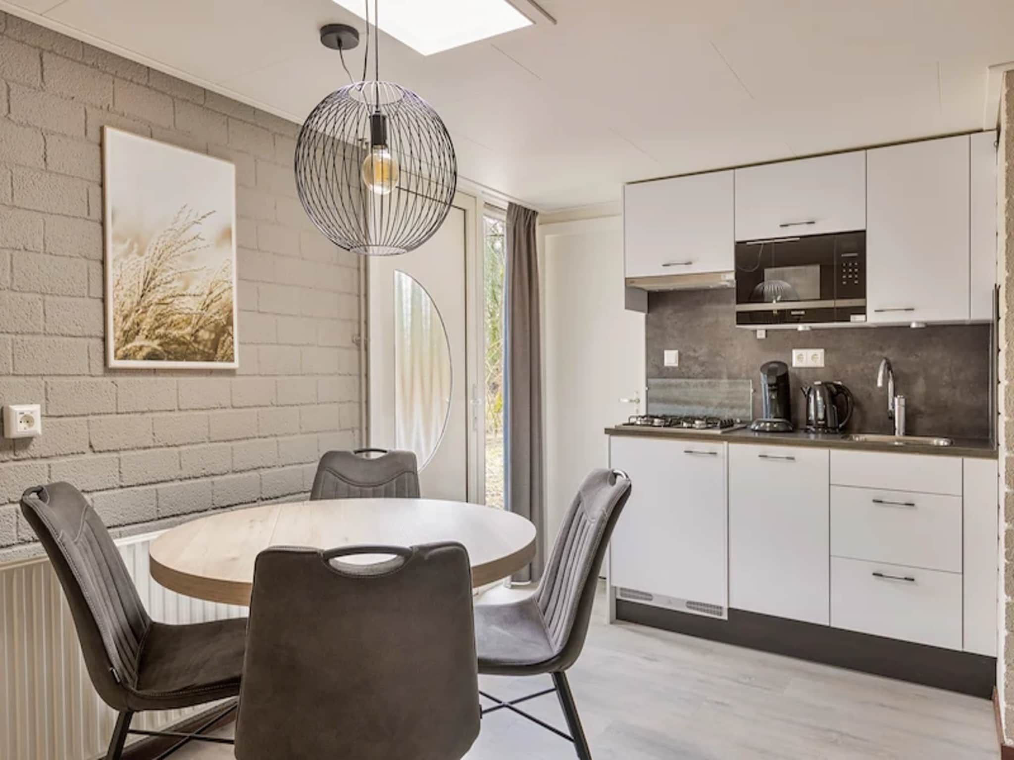 De eetkamer van Vakantiepark de Berkenhorst 13 in Kootwijk