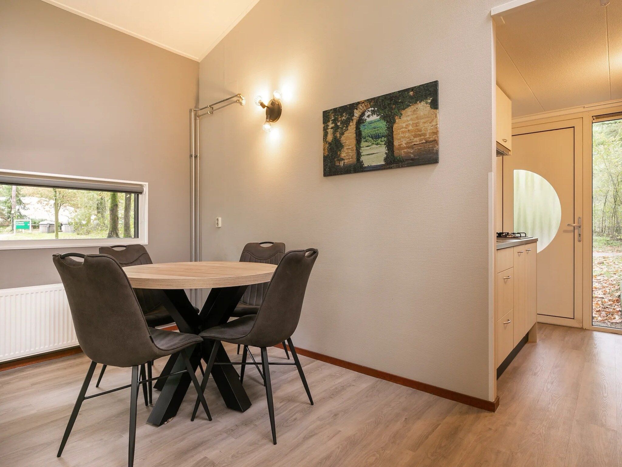 De eetkamer van Vakantiepark de Berkenhorst 14 in Kootwijk