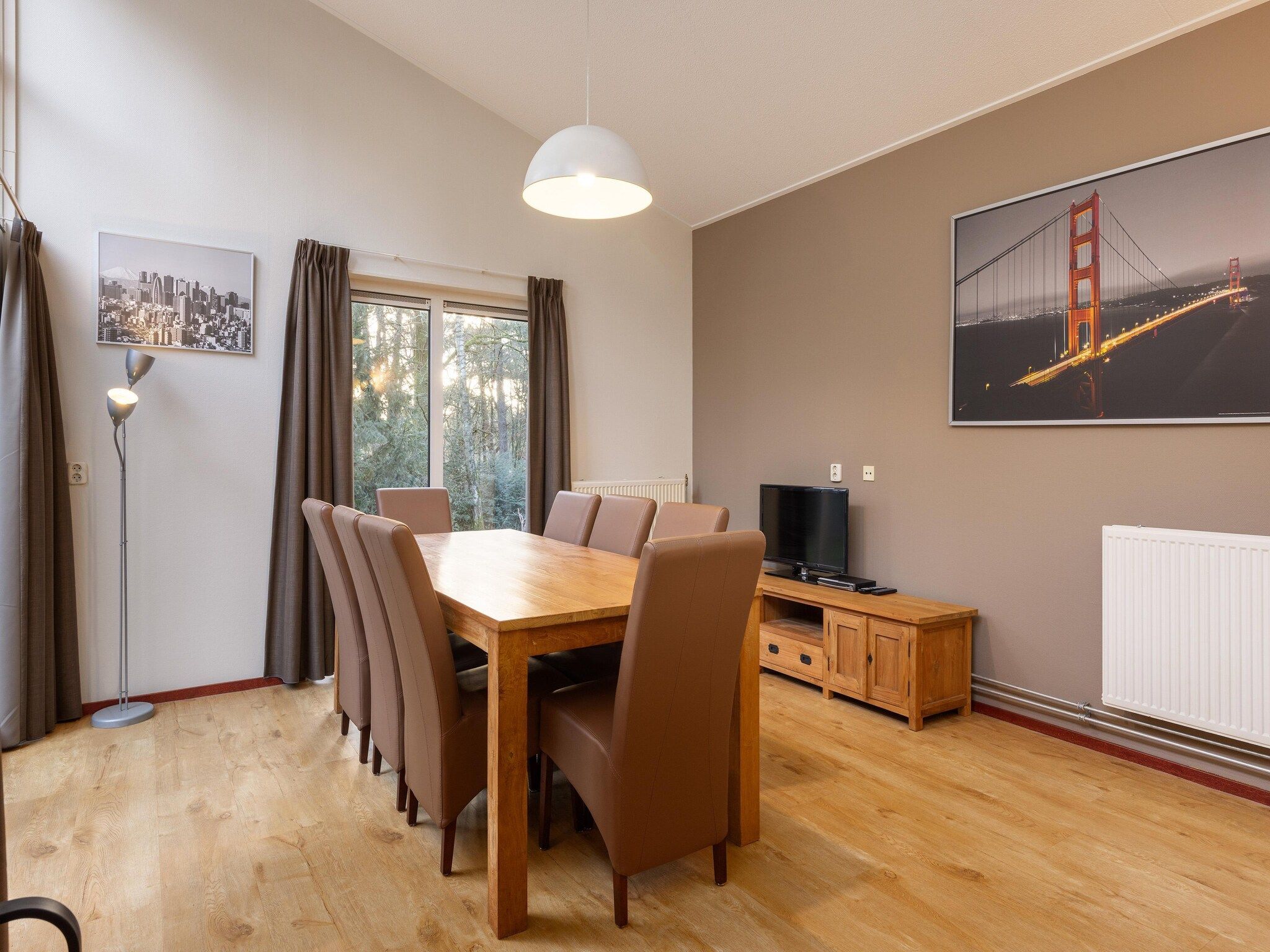 De eetkamer van Vakantiepark de Berkenhorst 16 in Kootwijk