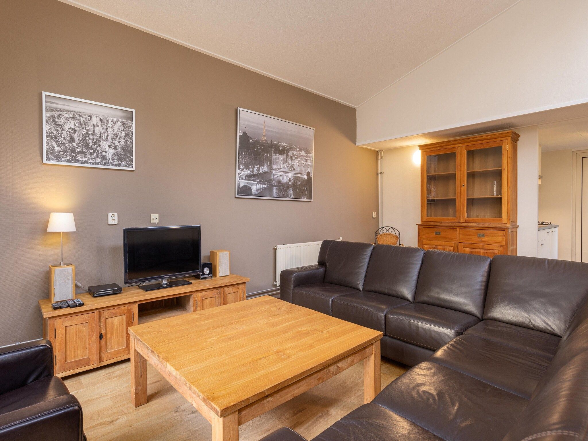 De woonkamer van Vakantiepark de Berkenhorst 16 in Kootwijk