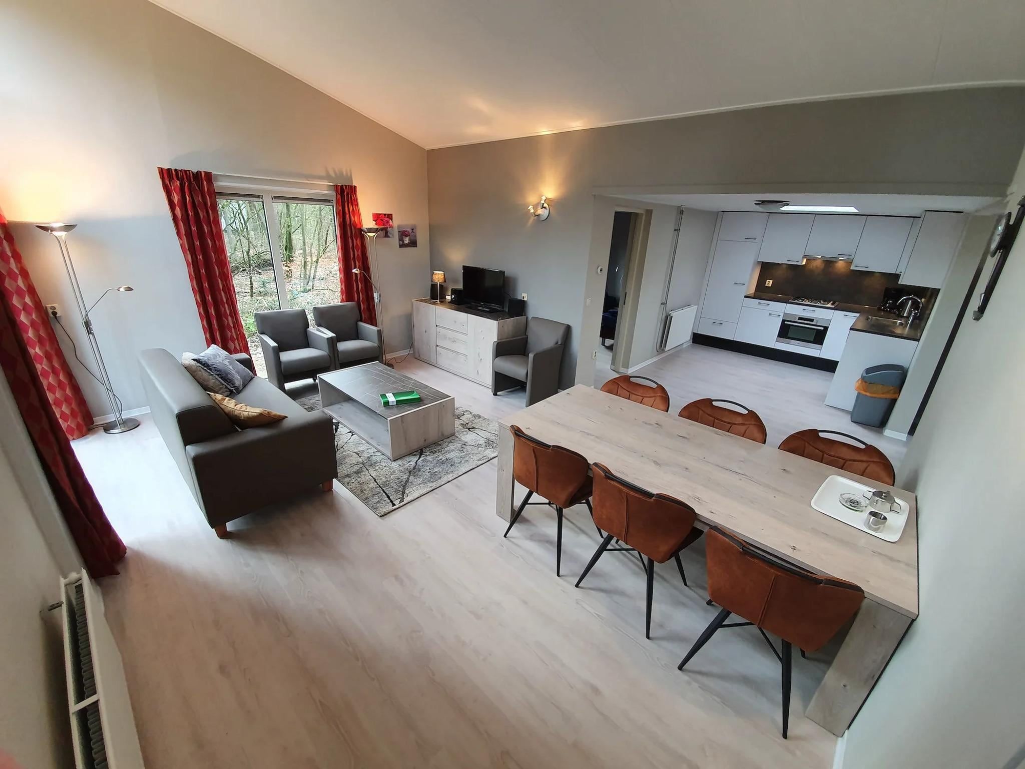 De eetkamer van Vakantiepark de Berkenhorst 19 in Kootwijk