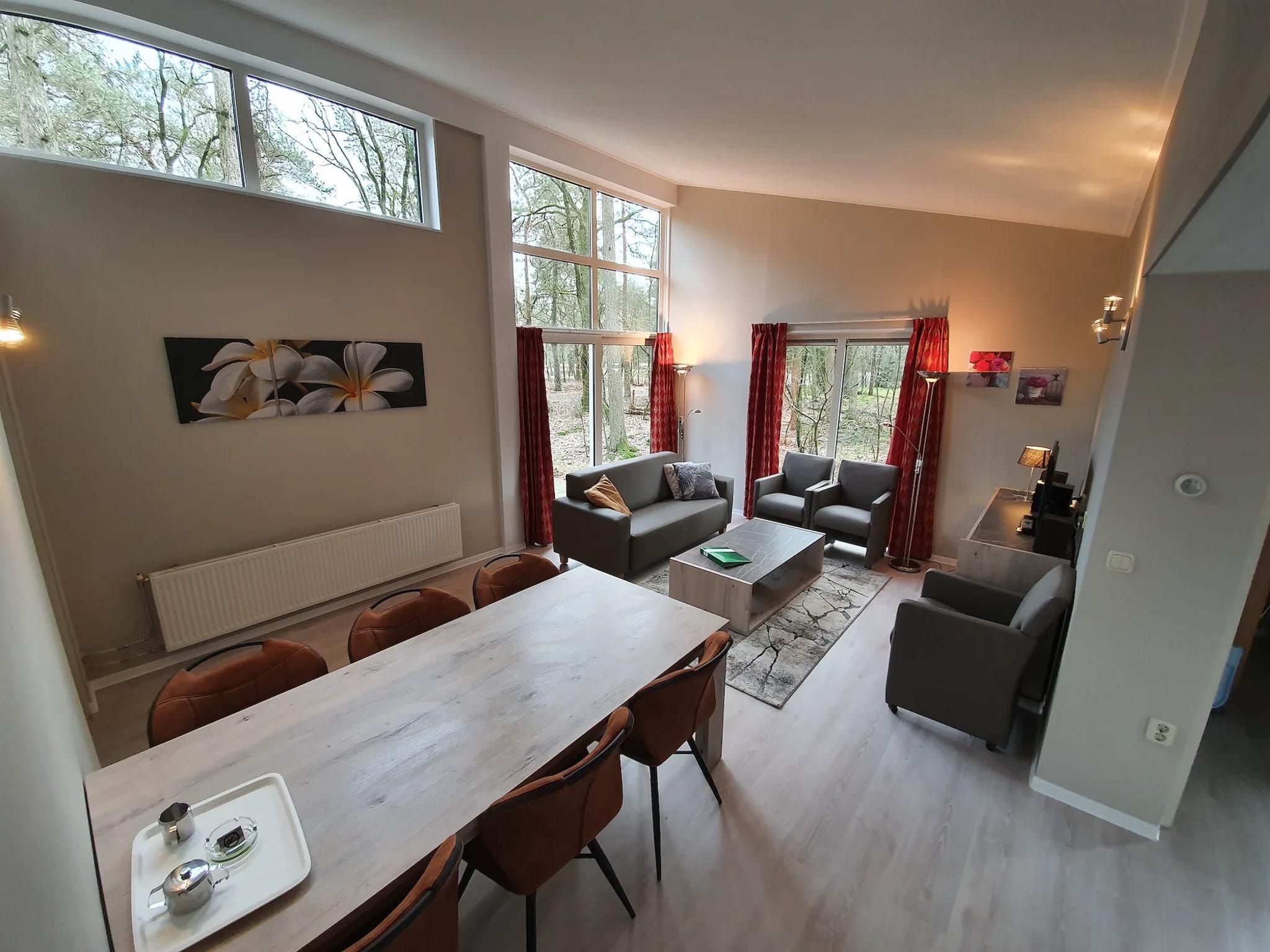 De eetkamer van Vakantiepark de Berkenhorst 19 in Kootwijk