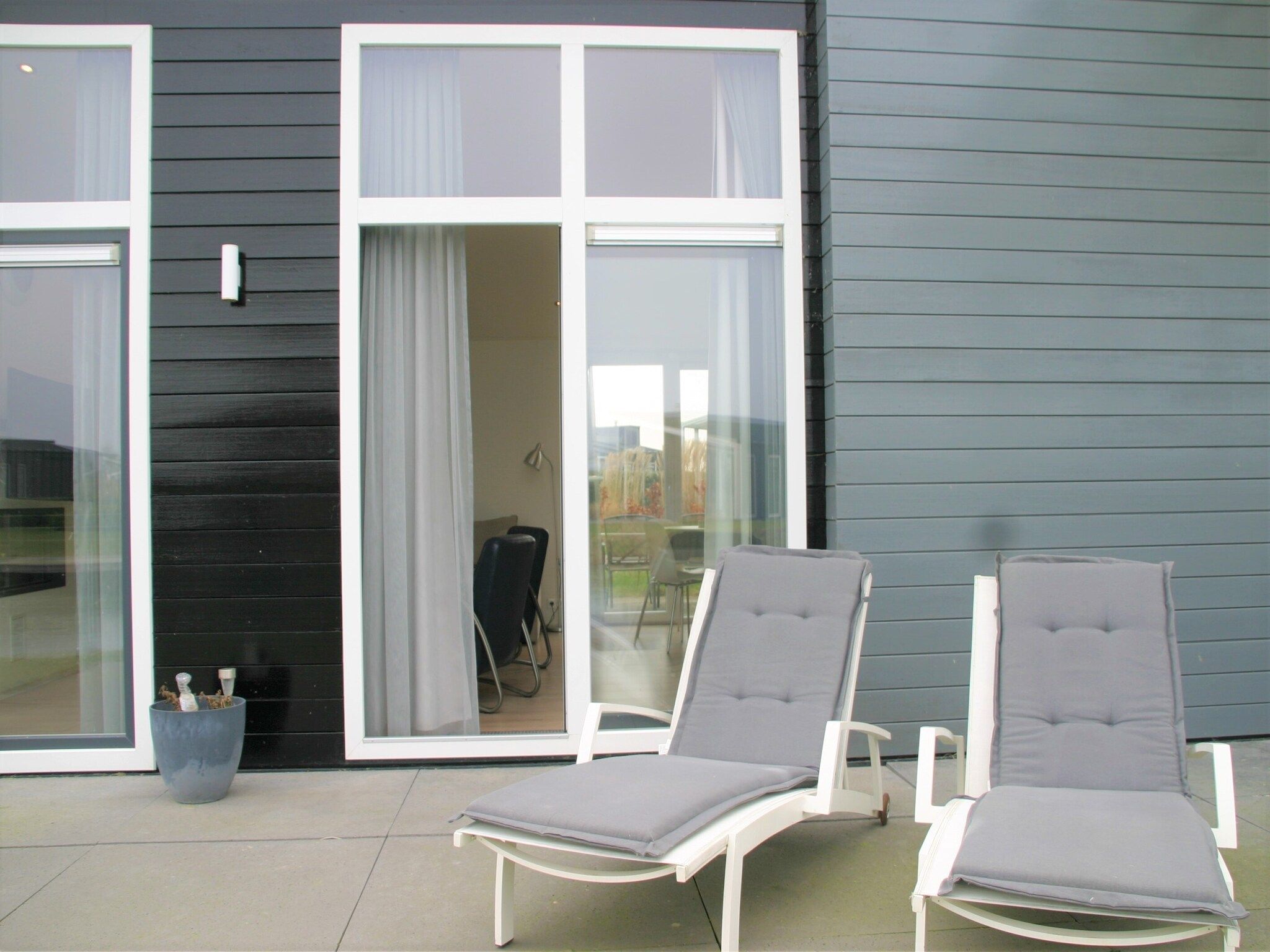 Het terras van Water Resort Oosterschelde 32 in Wemeldinge