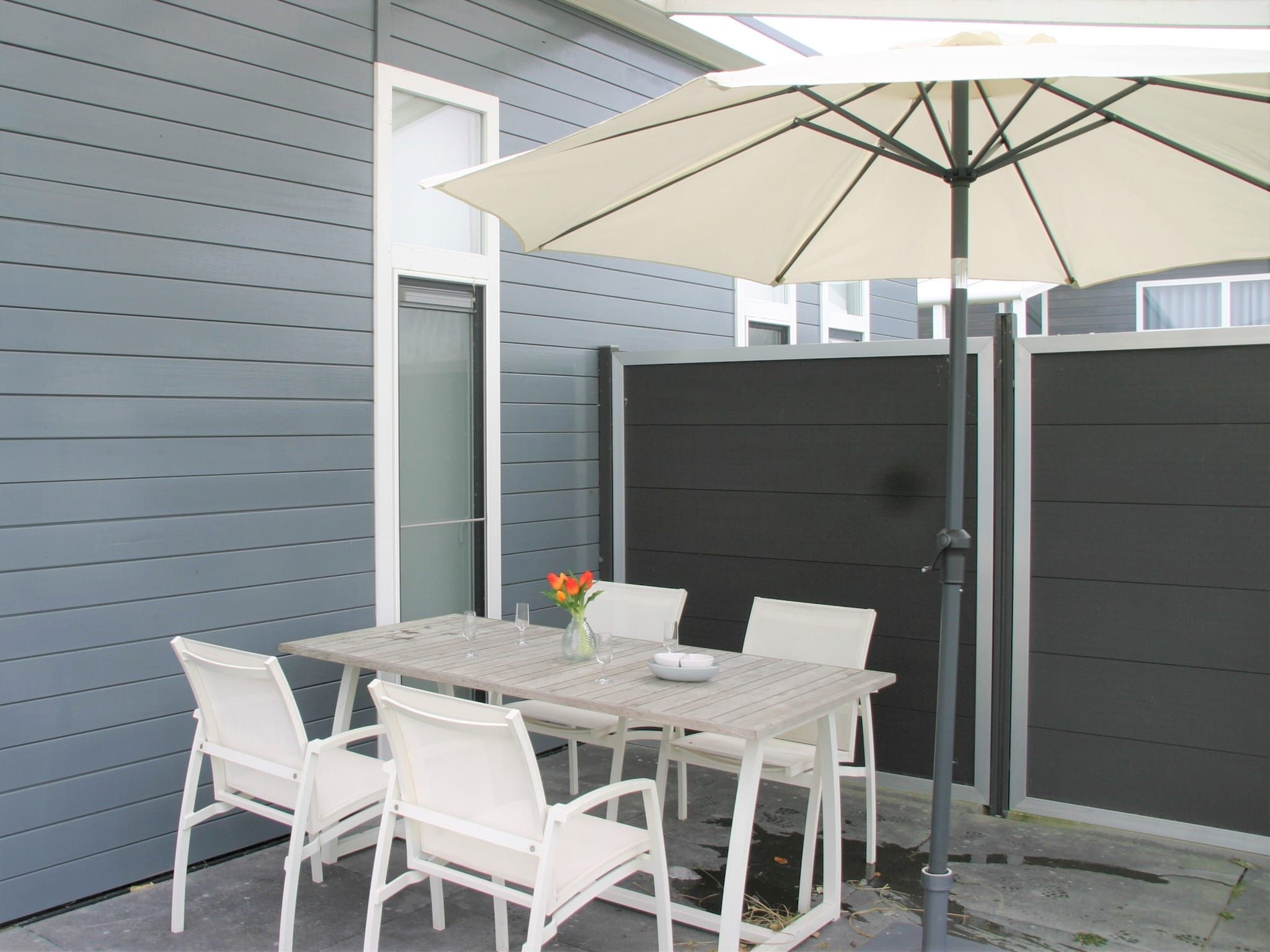 Het terras van Water Resort Oosterschelde 32 in Wemeldinge