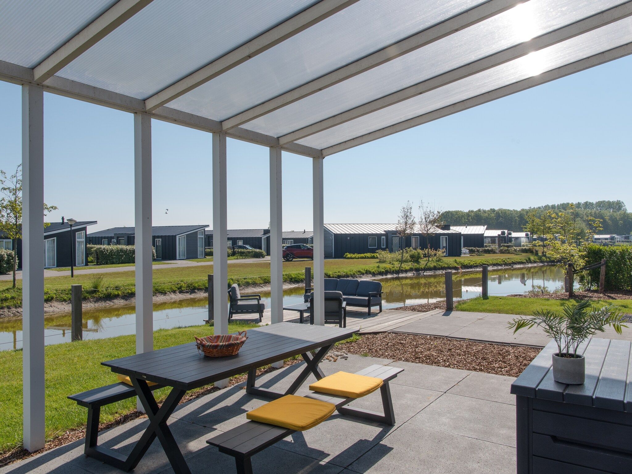 De tuin van Water Resort Oosterschelde 38 in Wemeldinge